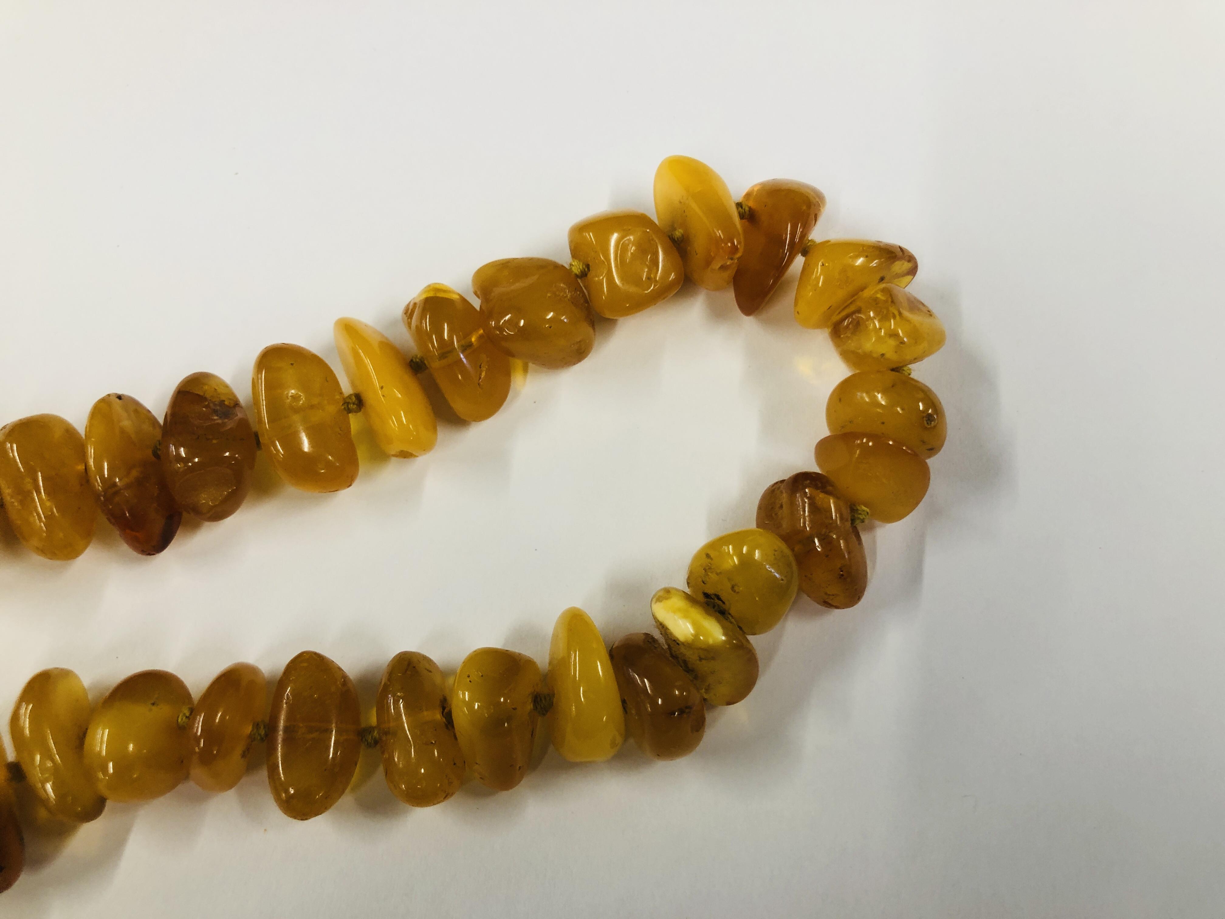 AN IMPRESSIVE STRAND OF POLISHED AMBER L 106CM. - Image 6 of 8