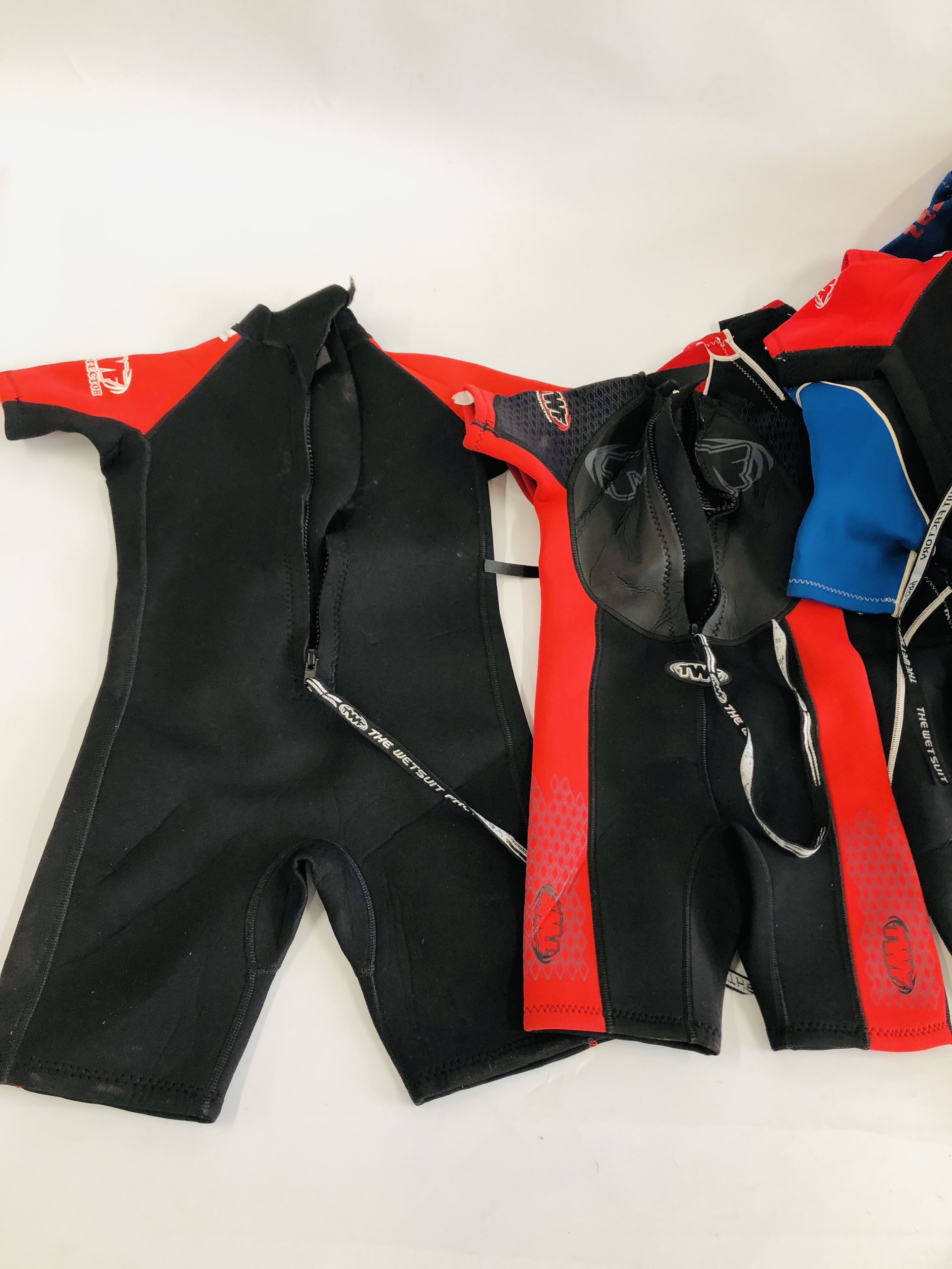 A GROUP OF 7 KIDS WET SUITS INCLUDING SIZES 11, 12 AND 8 + VARIOUS WATER SHOES. - Image 4 of 12