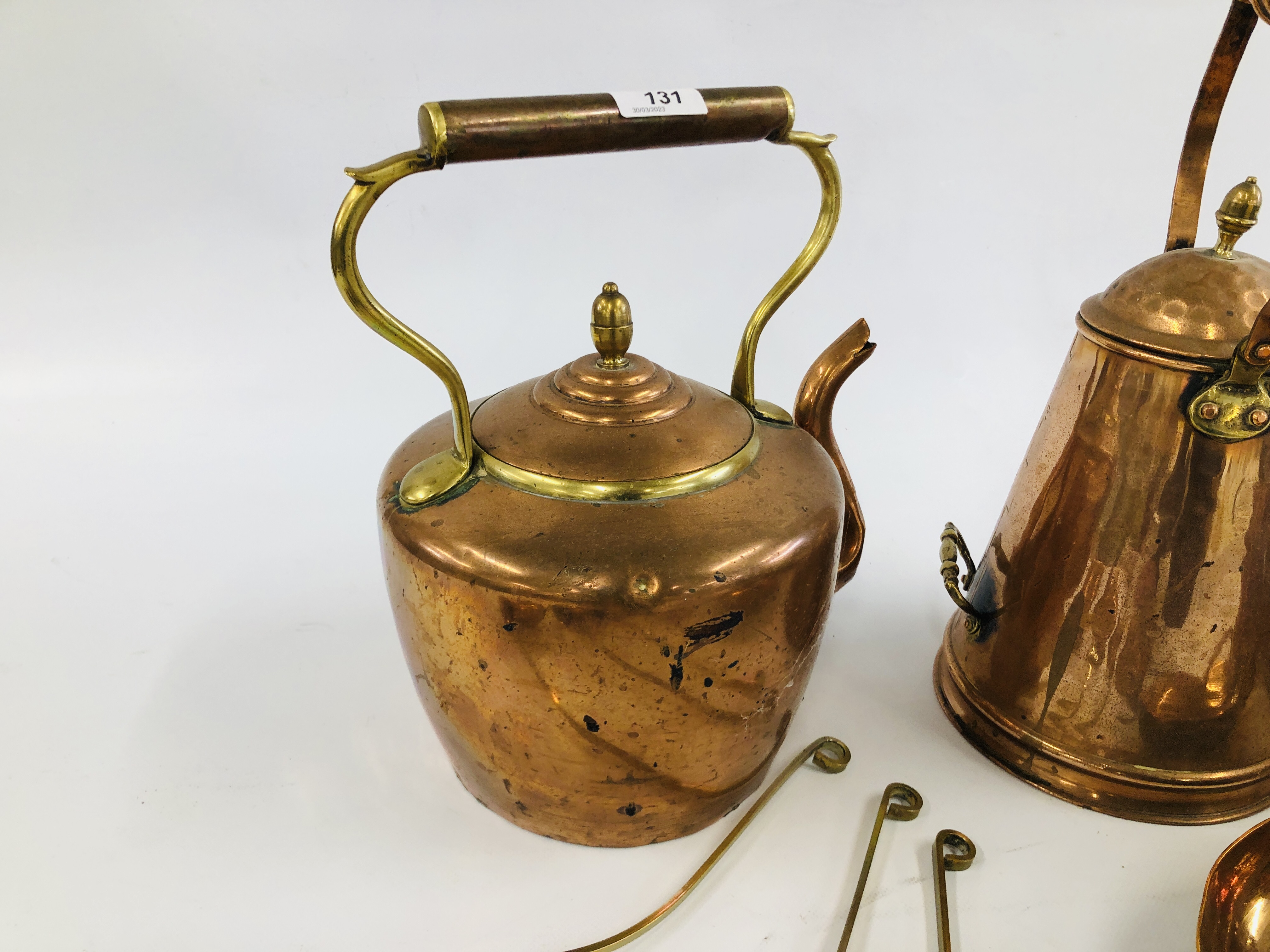 A COLLECTION OF BRASS AND COPPERWARES TO INCLUDE LARGE COPPER KETTLE, COPPER SKILLET, - Image 7 of 9