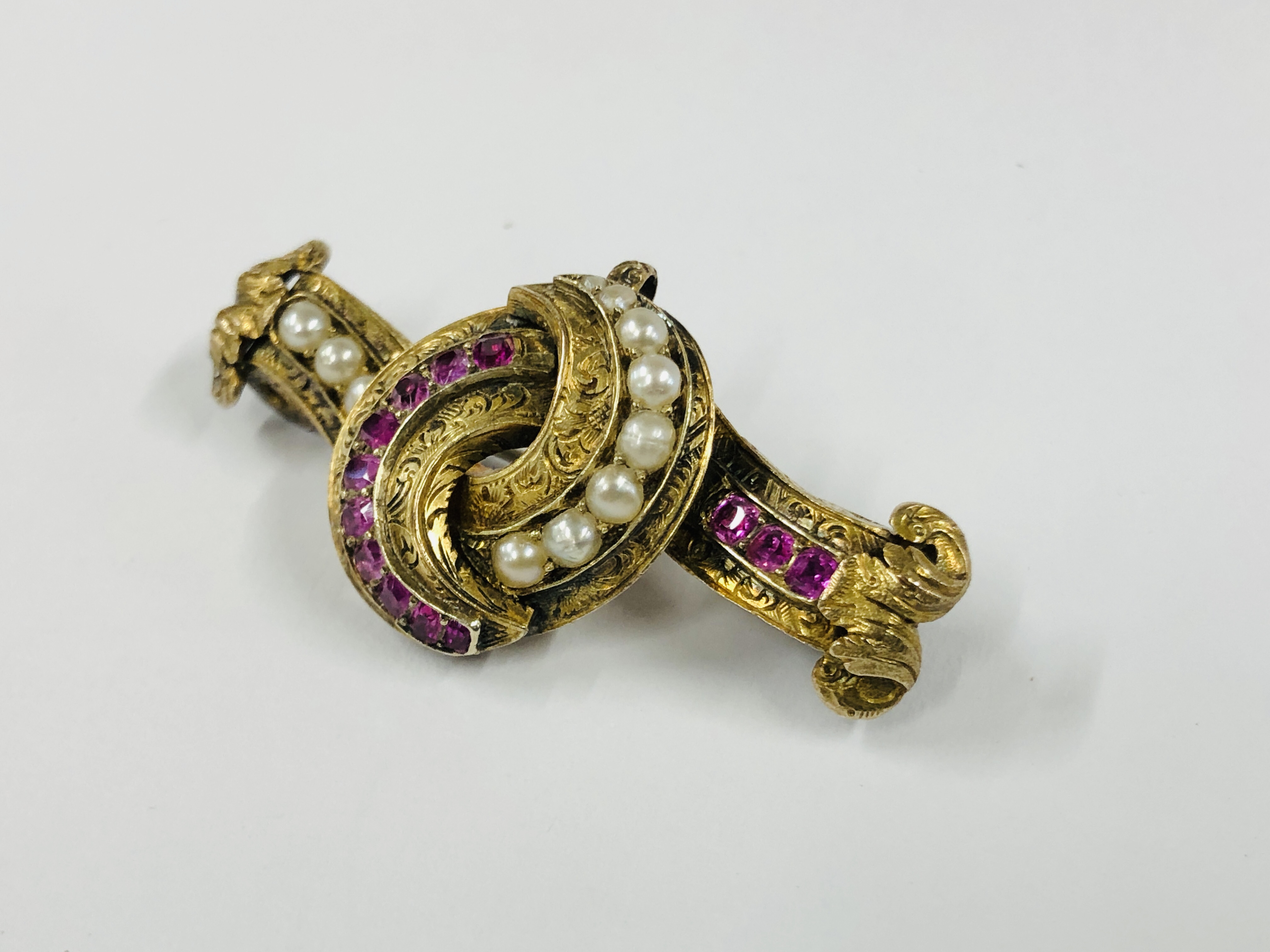 AN ANTIQUE GILT METAL PENDANT BROOCH SET WITH GARNETS & SEED PEARLS - L 5CM. - Image 2 of 11