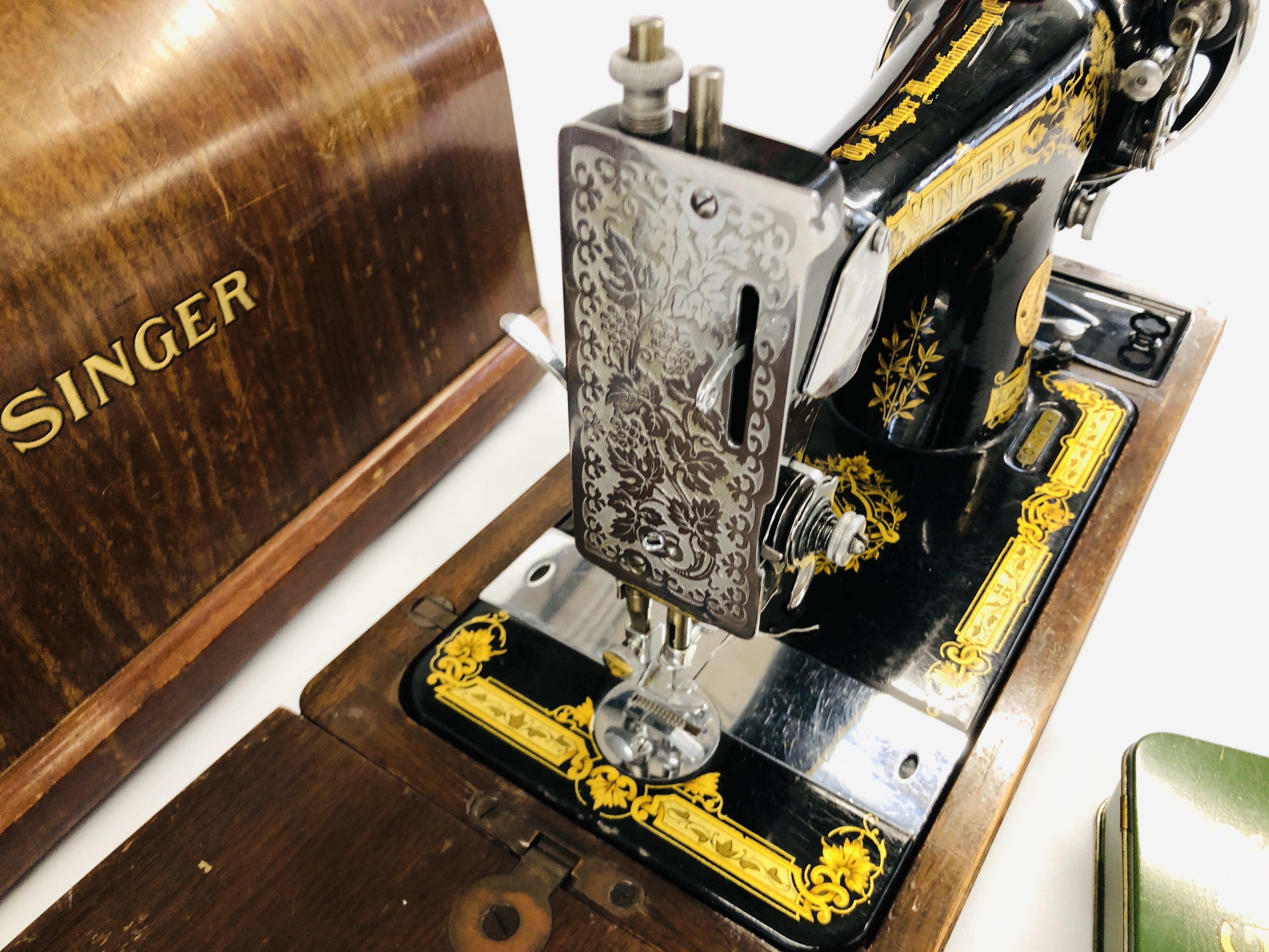 A VINTAGE MANUAL SINGER SEWING MACHINE WITH CASE - MODEL A38. - Image 5 of 7