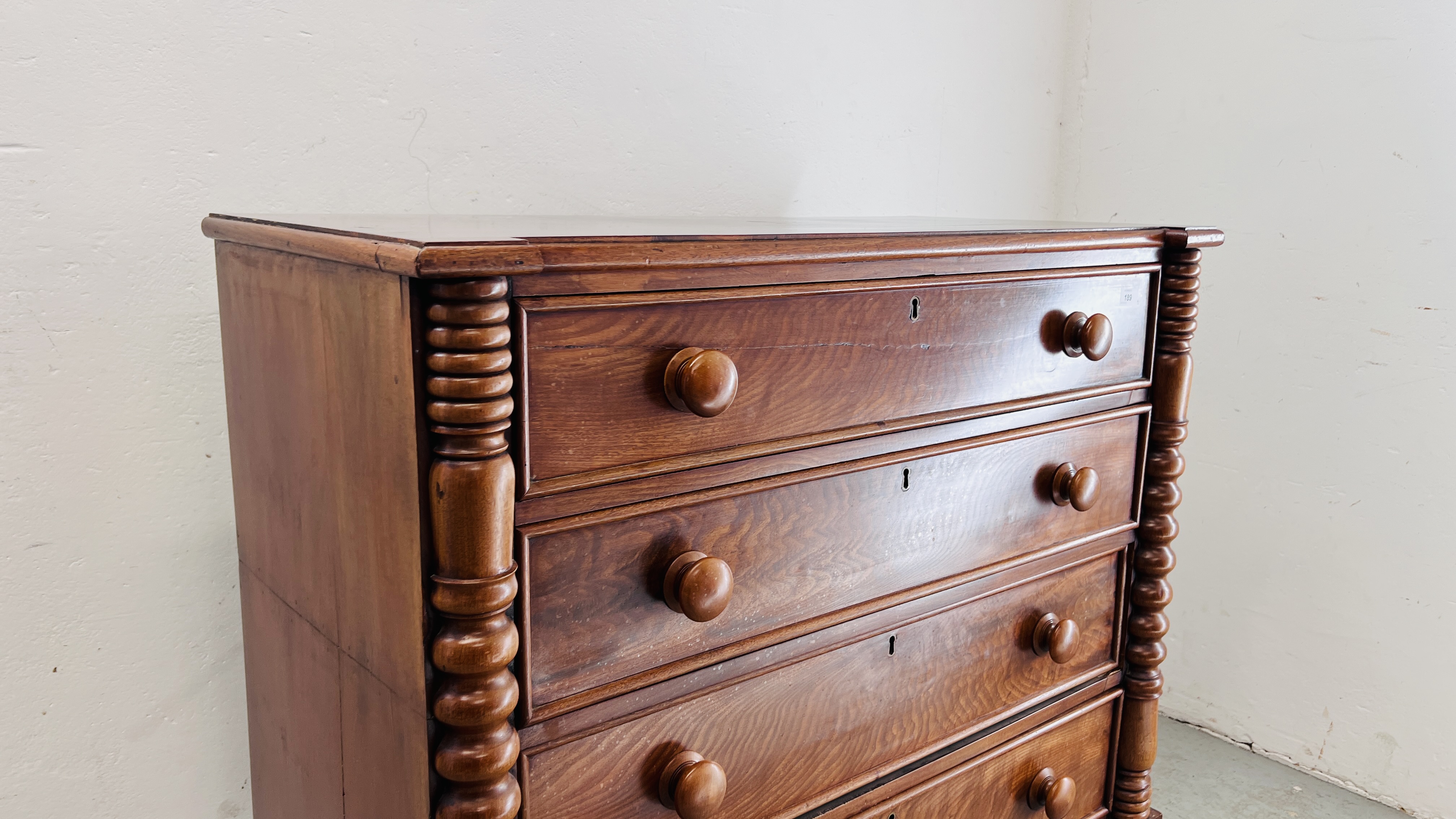 A VICTORIAN MAHOGANY FOUR DRAWER CHEST WITH SPLIT TURNED DETAIL W 106CM, D 51CM, H 98CM. - Image 4 of 12