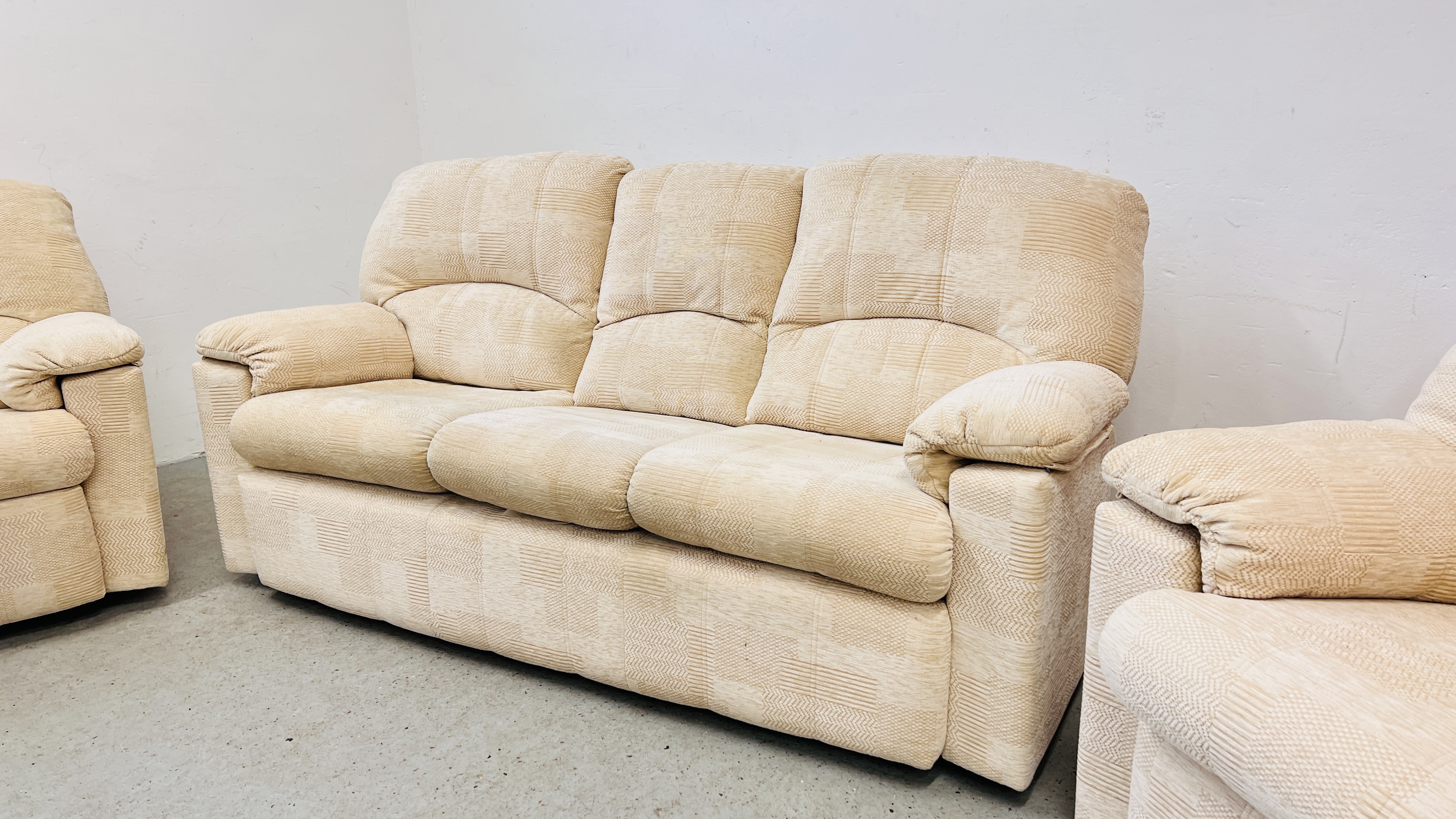 A GOOD QUALITY G PLAN OATMEAL UPHOLSTERED 3 PIECE SUITE COMPRISING OF 2 SEATER SOFA AND 2 ARM - Image 2 of 17