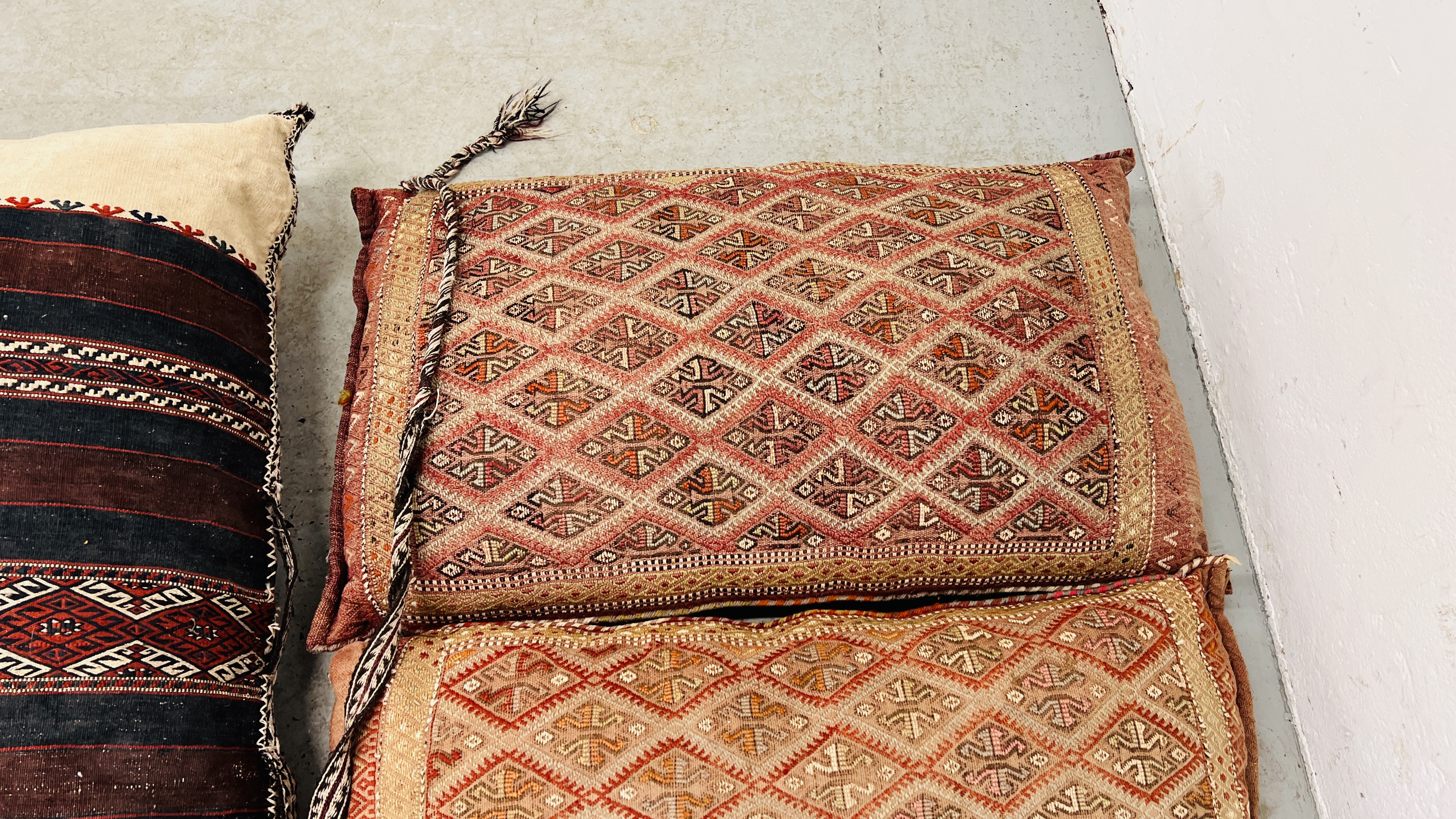 TWO PAIRS OF MIDDLE EASTERN HANDCRAFTS CUSHIONS ALONG WITH A FURTHER LARGER FLAT WEAVE EXAMPLE - Image 5 of 6