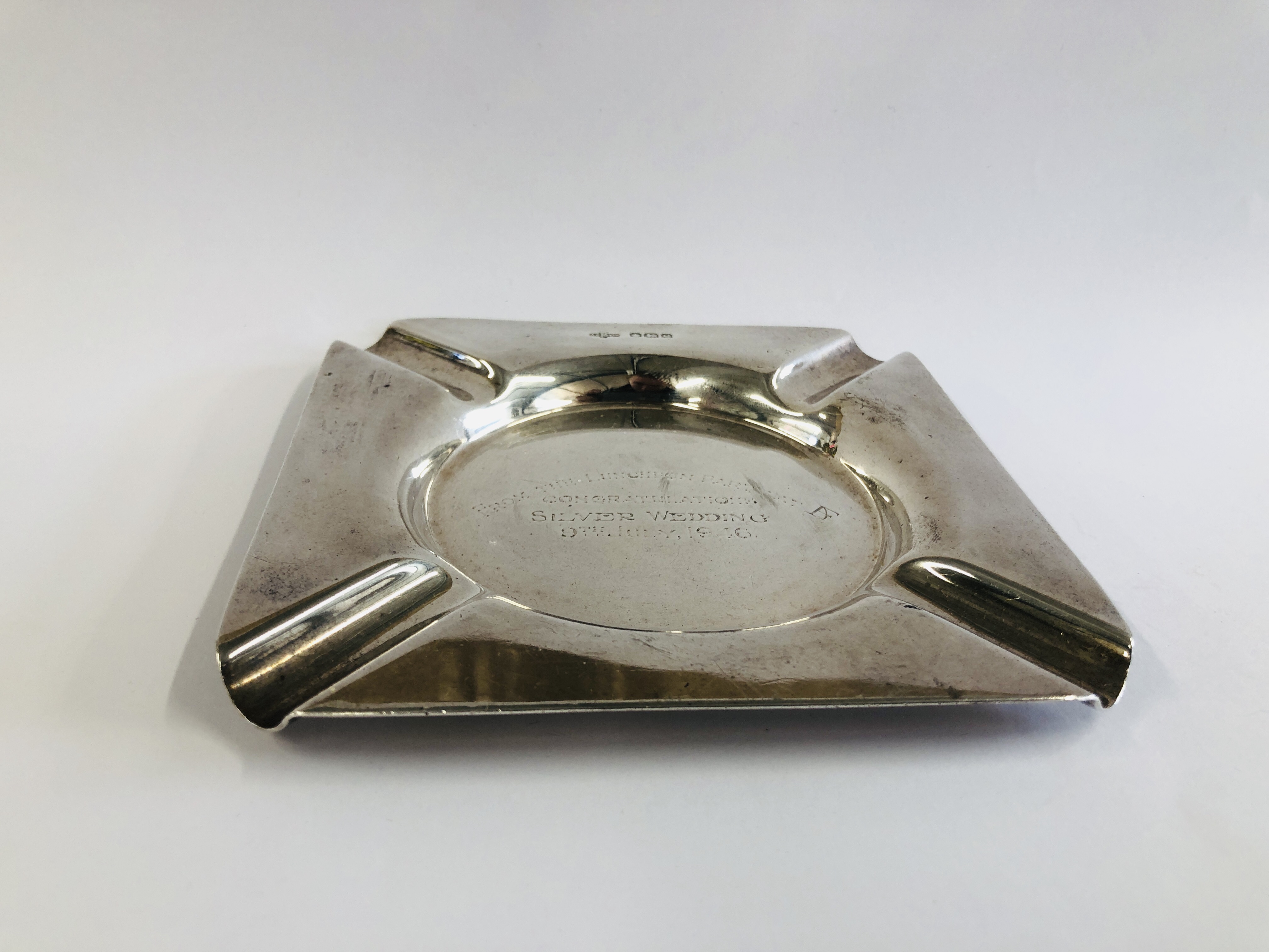 AN ANTIQUE SILVER ASHTRAY SHEFFIELD ASSAY 12CM. X 12CM. - Image 4 of 8