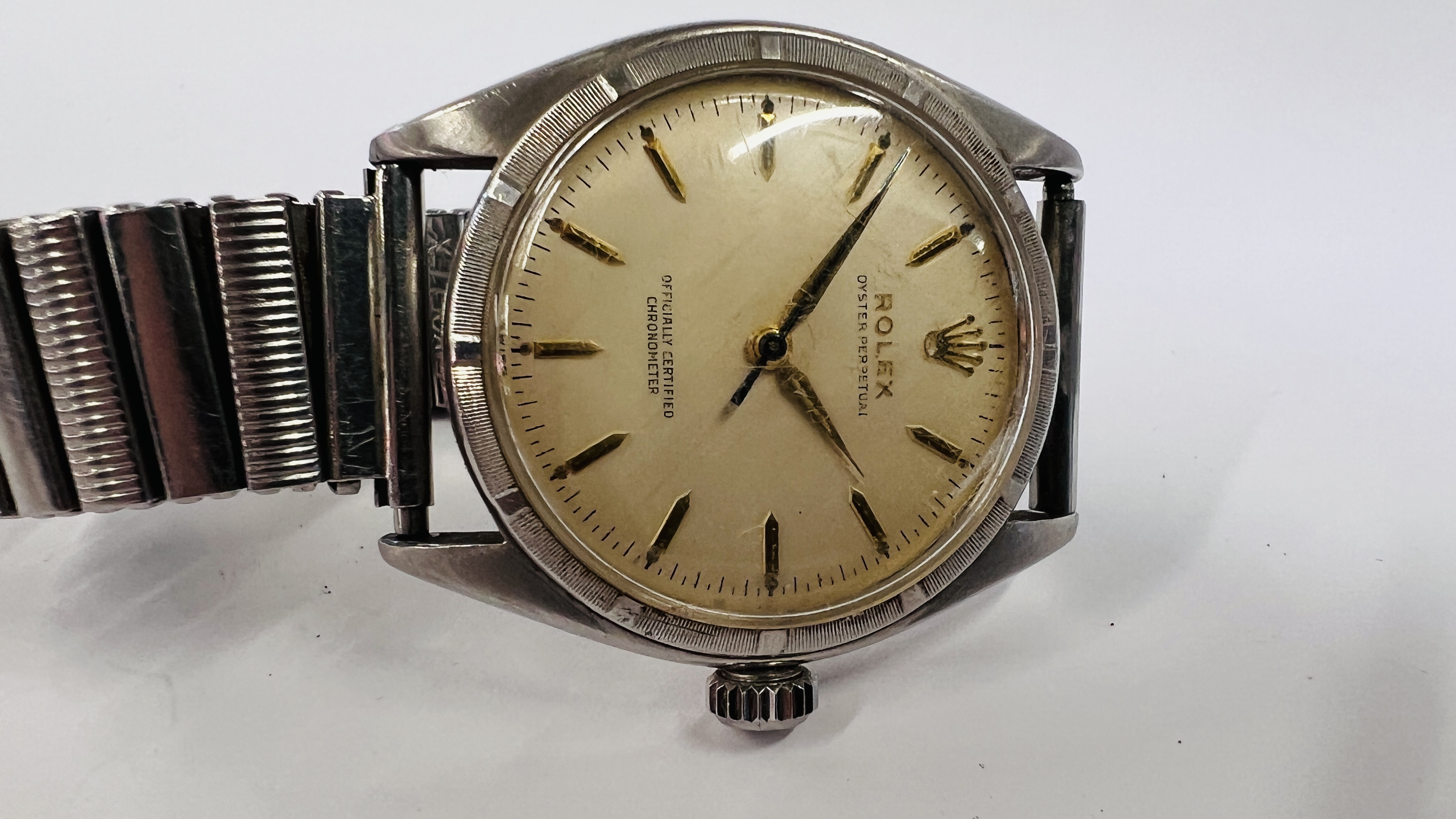 A 1960's ROLEX OYSTER PERPTUAL AUTOMATIC WRIST WATCH ON EXPANDABLE STRAP STAMPED 6085 MODEL F D E - Image 6 of 19