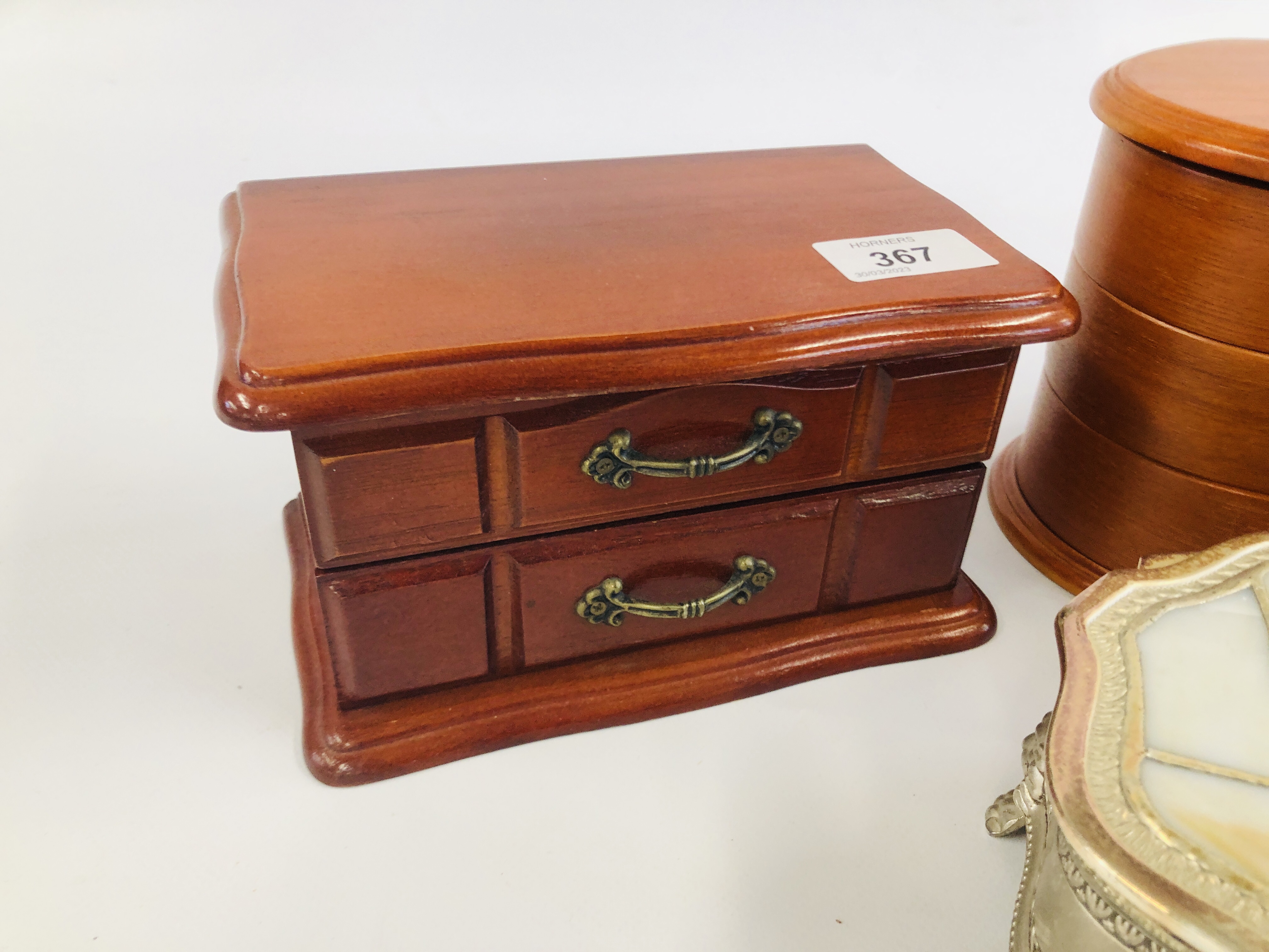 A GROUP OF 4 JEWELLERY BOXES AND CONTENTS TO INCLUDE AN EXTENSIVE COLLECTION OF COSTUME AND SILVER - Image 13 of 15