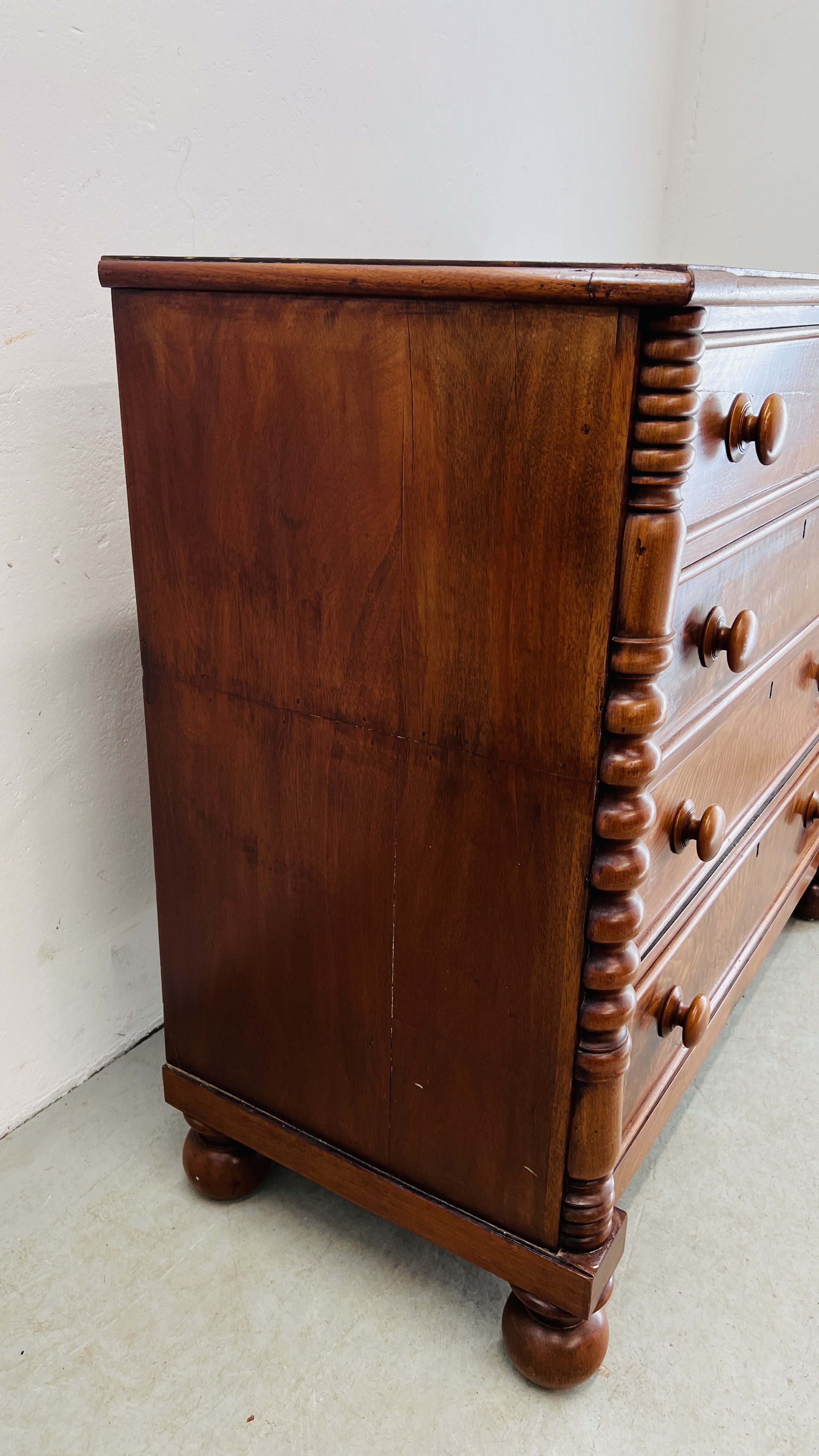 A VICTORIAN MAHOGANY FOUR DRAWER CHEST WITH SPLIT TURNED DETAIL W 106CM, D 51CM, H 98CM. - Image 7 of 12