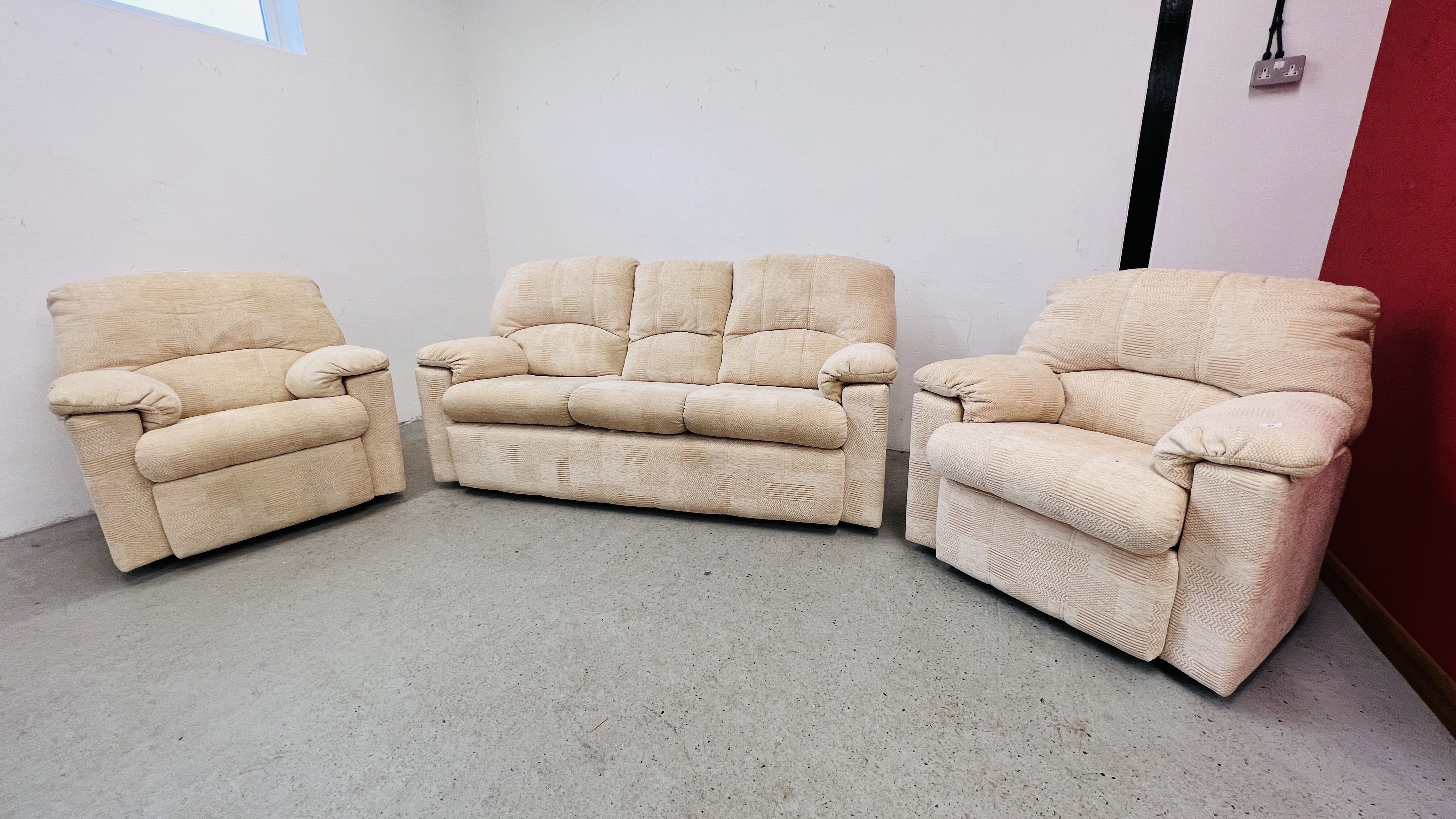 A GOOD QUALITY G PLAN OATMEAL UPHOLSTERED 3 PIECE SUITE COMPRISING OF 2 SEATER SOFA AND 2 ARM