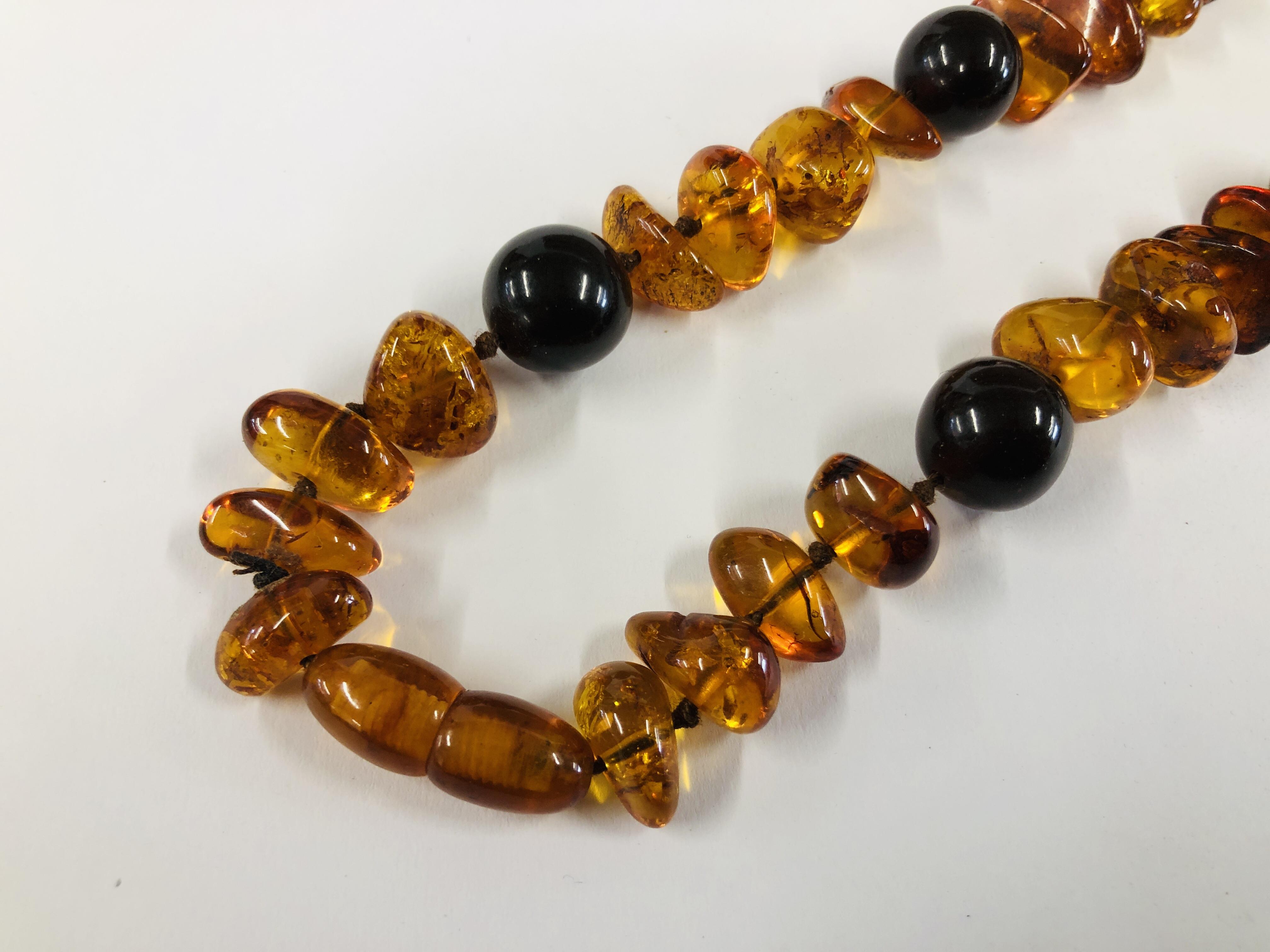 AN IMPRESSIVE STRAND OF POLISHED AMBER L 72CM. - Image 2 of 7