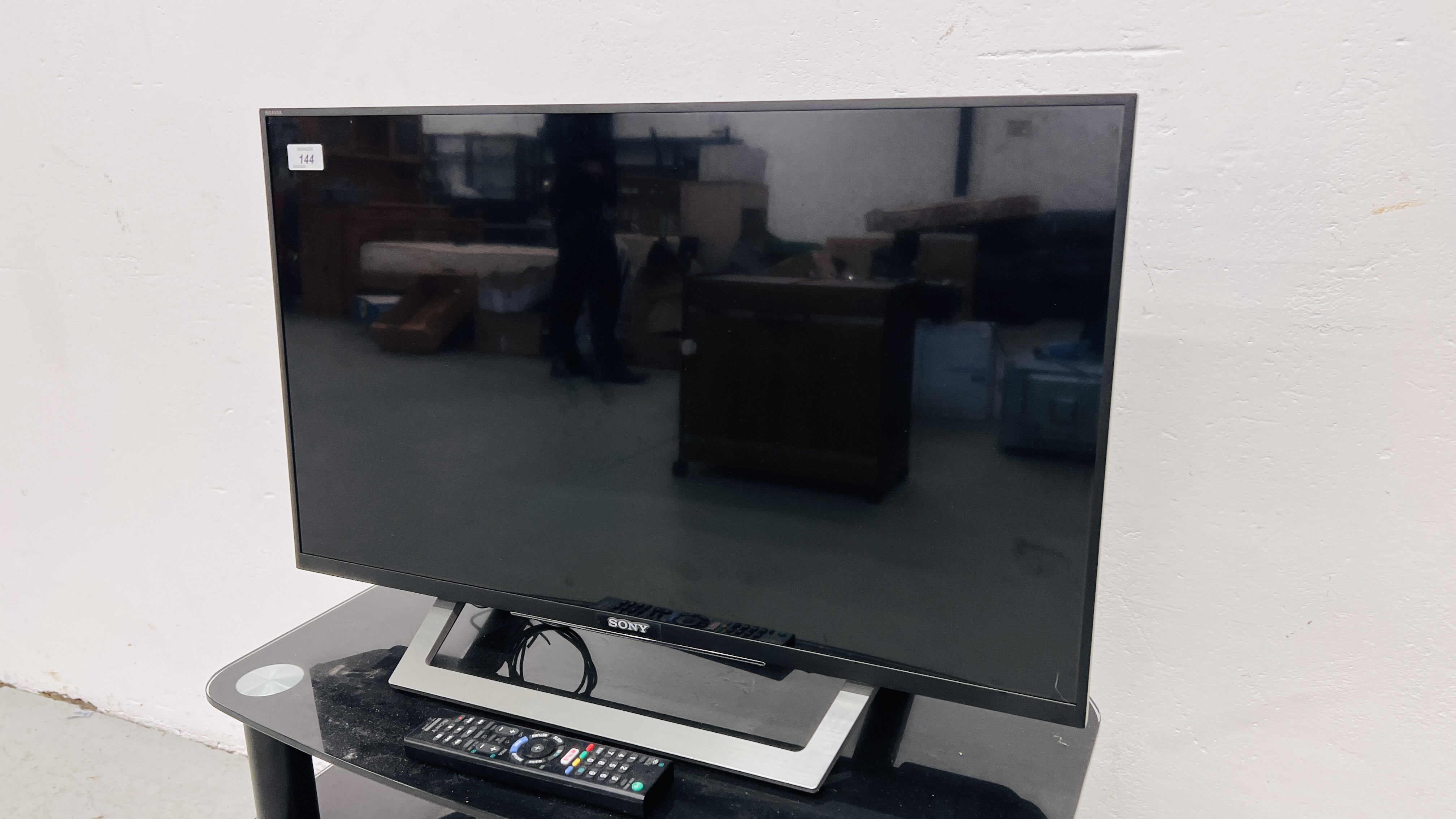 SONY 32 INCH SMART TV COMPLETE WITH REMOTE MODEL KDL32WD756 - SOLD AS SEEN. - Image 2 of 10