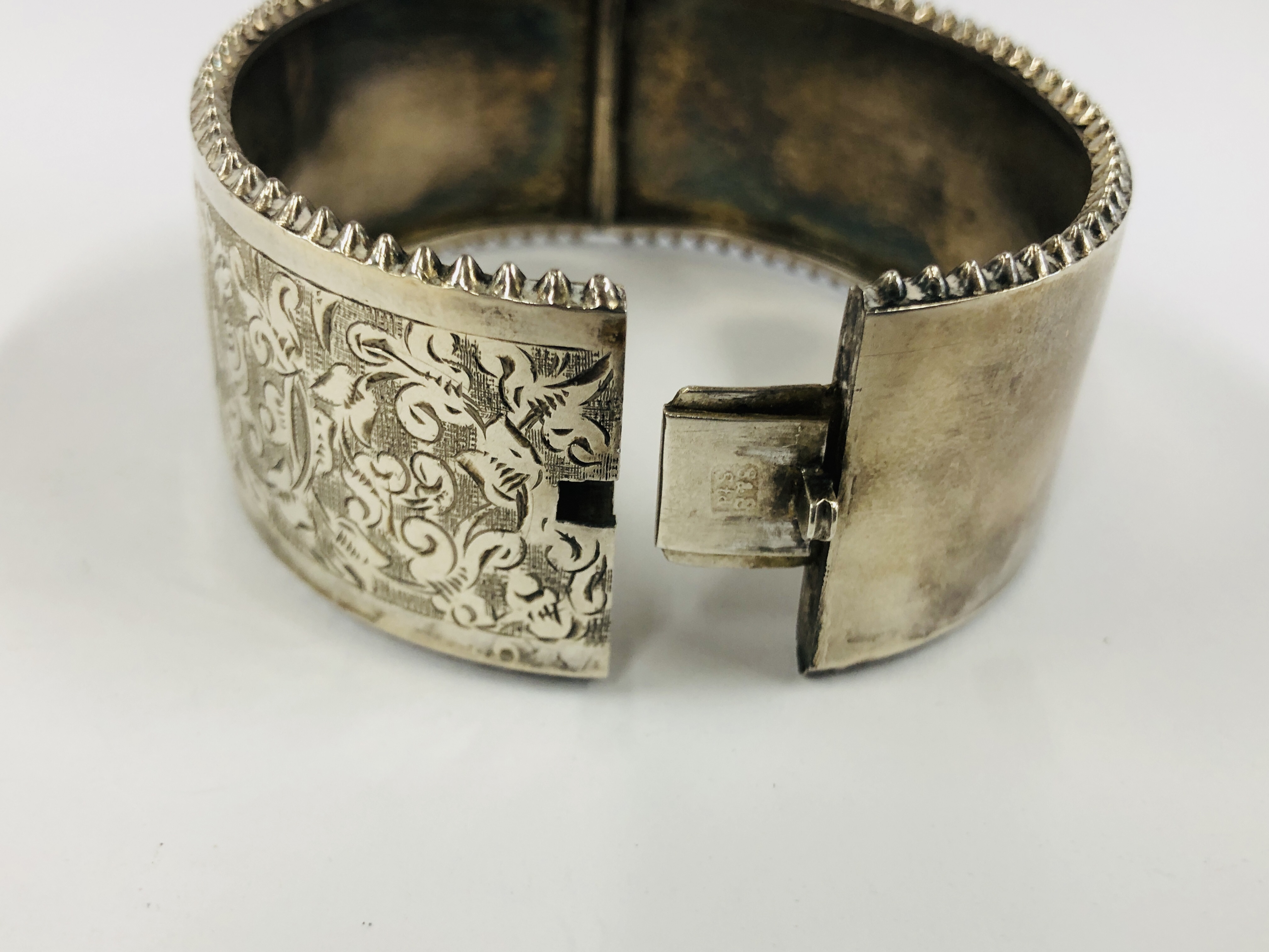 A VINTAGE WHITE METAL ENGRAVED HINGED BANGLE IN AN ANTIQUE GREEN VELVET BOX MARKED "THE ALEX CLARK" - Image 6 of 11