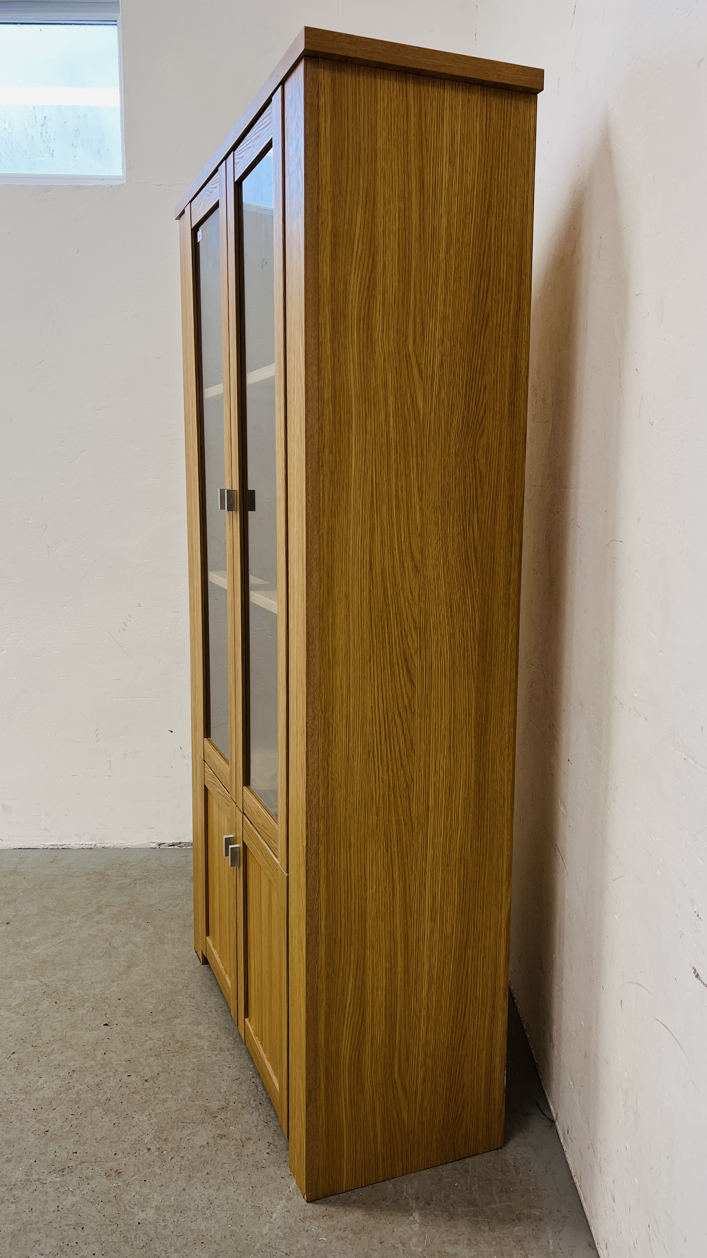 A MODERN LIGHT OAK FINISH DISPLAY CABINET WITH CUPBOARD BASE - W 100CM. D 40CM. H 188CM. - Image 3 of 8