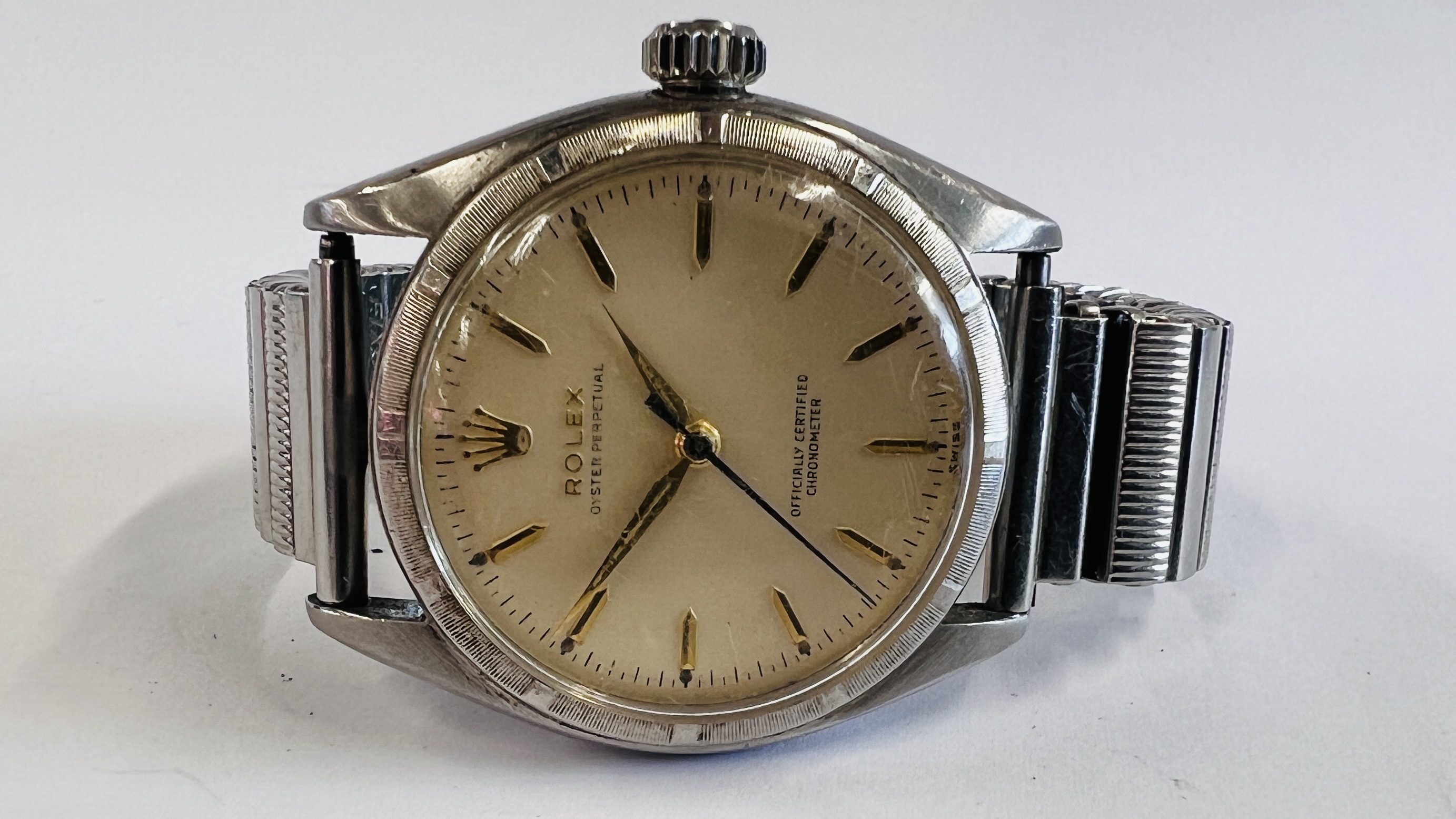 A 1960's ROLEX OYSTER PERPTUAL AUTOMATIC WRIST WATCH ON EXPANDABLE STRAP STAMPED 6085 MODEL F D E - Image 3 of 19