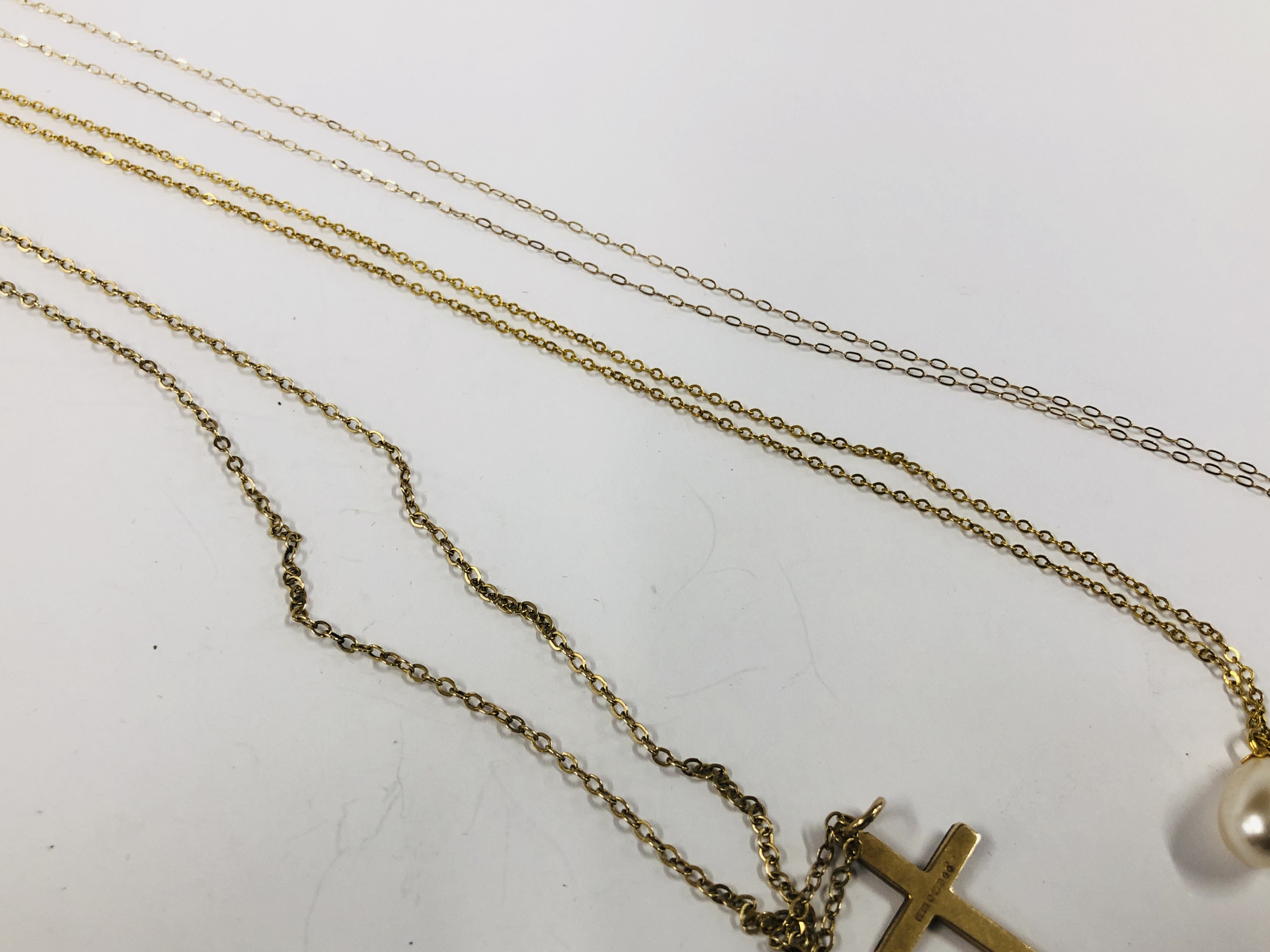 A 9CT GOLD FINE LINK NECKLACE WITH 9CT GOLD CROSS PENDANT, - Image 9 of 9