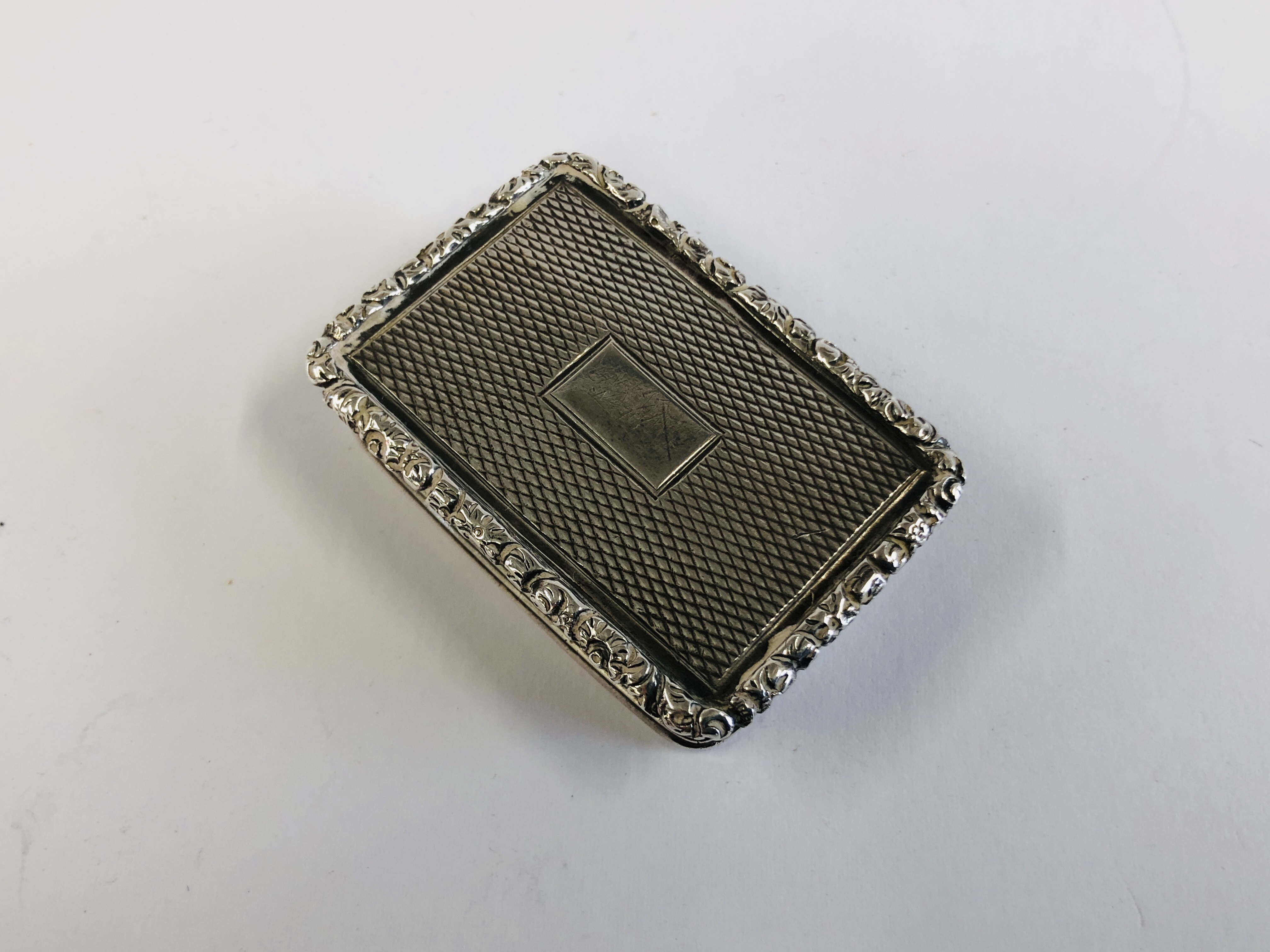 AN ANTIQUE SILVER VINAIGRETTE BIRMINGHAM ASSAY BY J.W. JOSEPH WILLMORE LENGTH 4.2CM. WIDTH 3CM. - Image 2 of 11