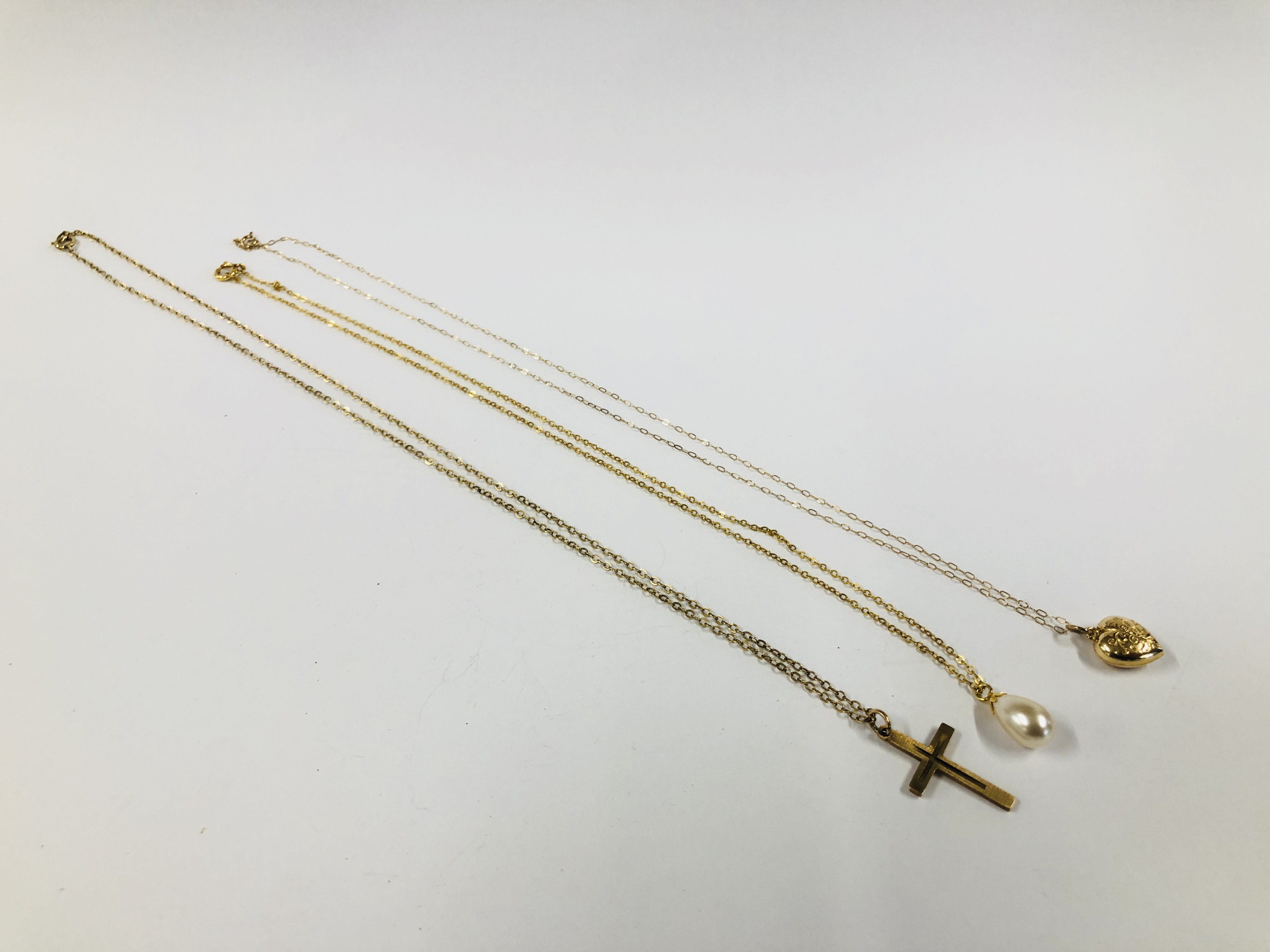 A 9CT GOLD FINE LINK NECKLACE WITH 9CT GOLD CROSS PENDANT, - Image 2 of 9