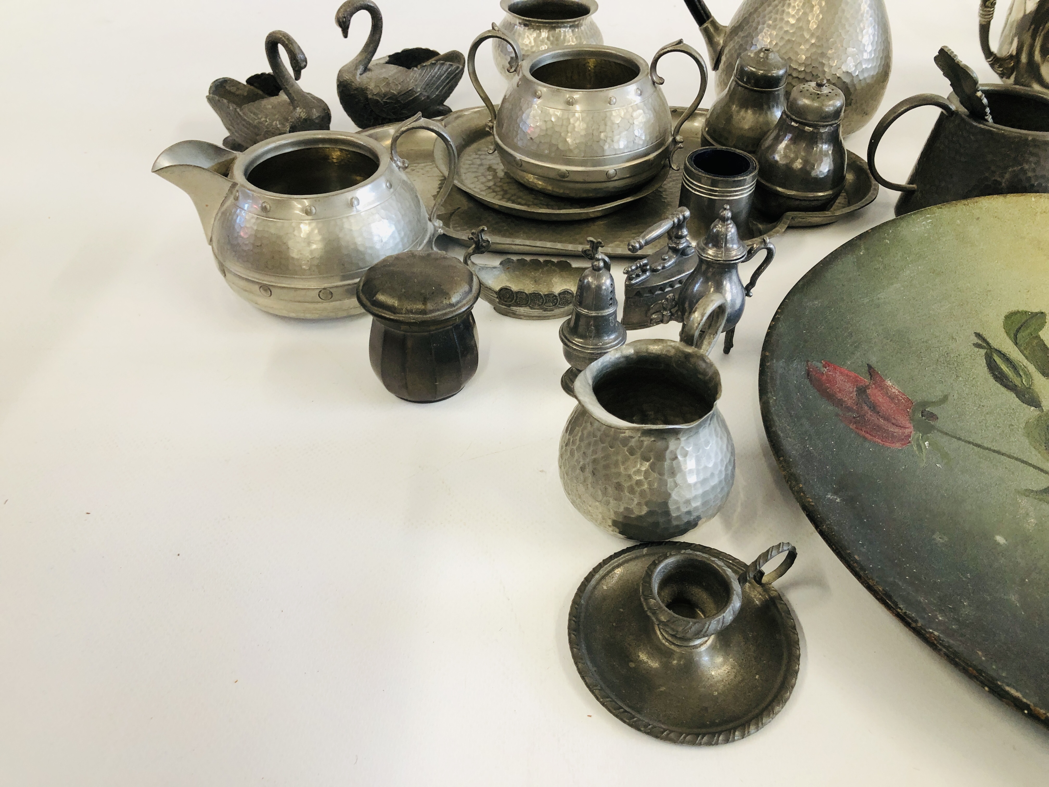 A BOX OF ASSORTED PLATED WARES ALONG WITH A BOX OF PEWTER WARES TO INCLUDE MINIATURE EXAMPLES. - Image 9 of 11