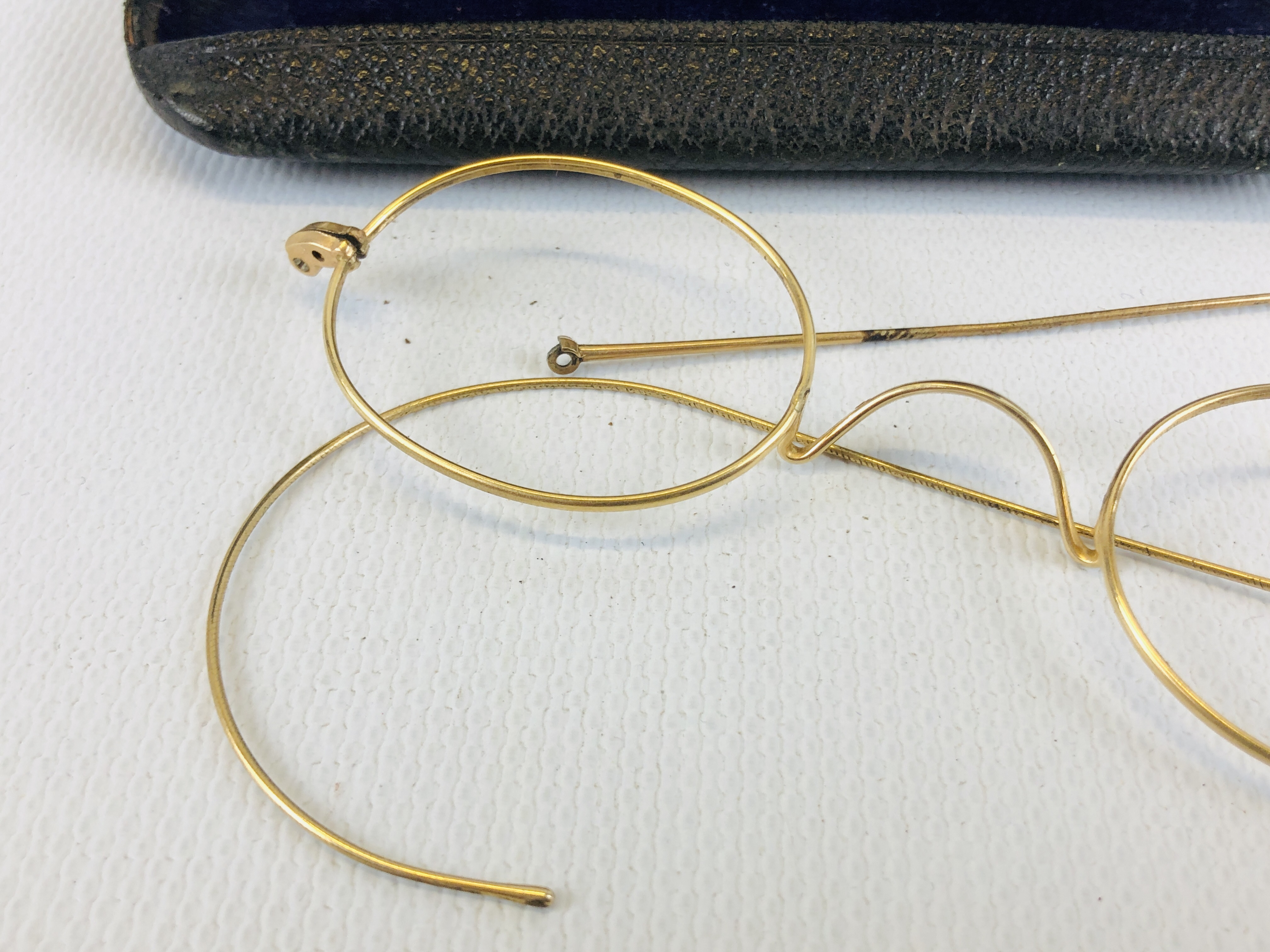 A GROUP OF VINTAGE GLASSES FRAMES TO INCLUDE TWO PAIRS OF YELLOW METAL EXAMPLES. - Image 6 of 11