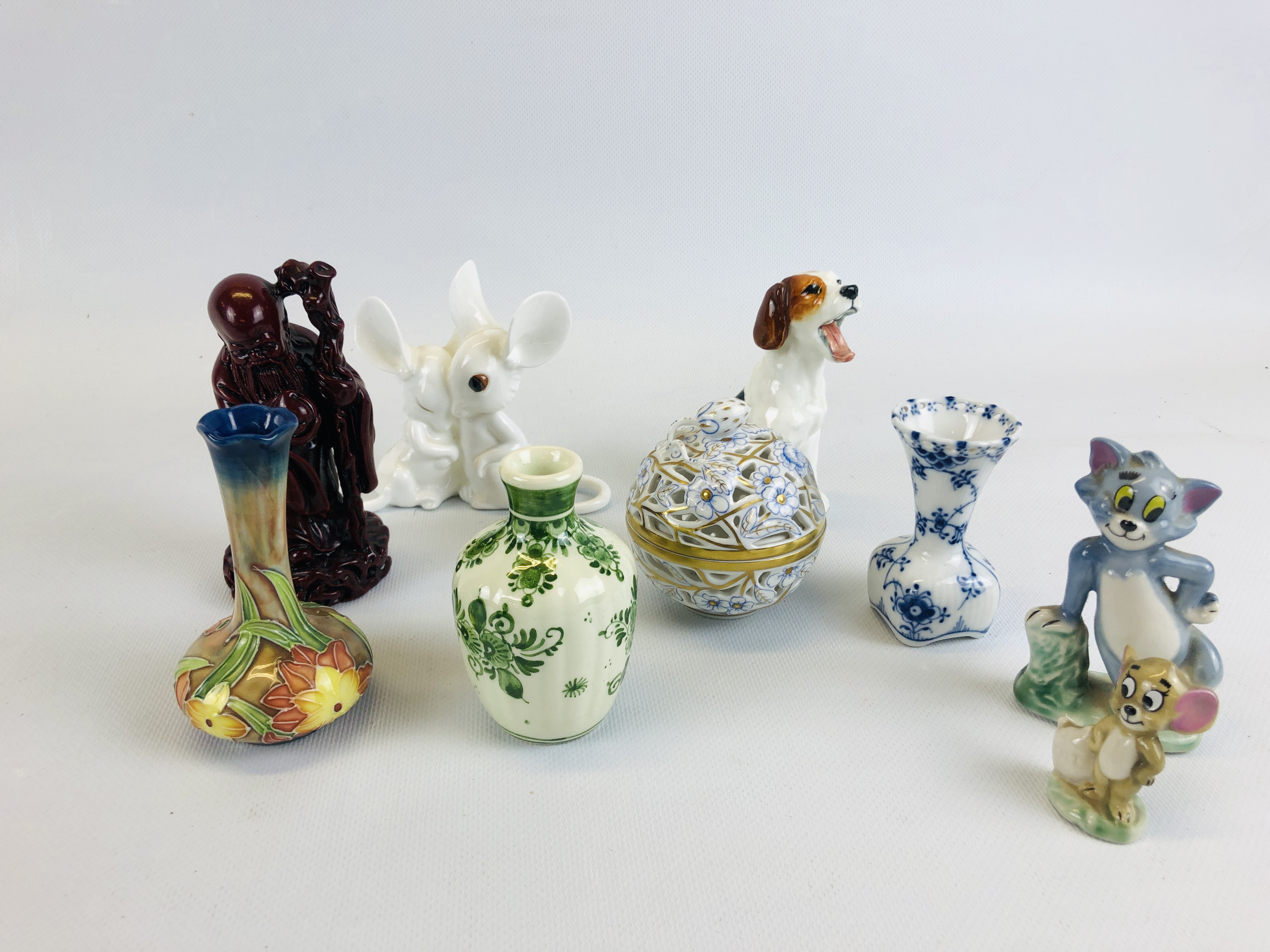 A GROUP OF CHINA & PORCELAIN CABINET COLLECTIBLES TO INCLUDE WADE, ROYAL OSBORNE MICE,