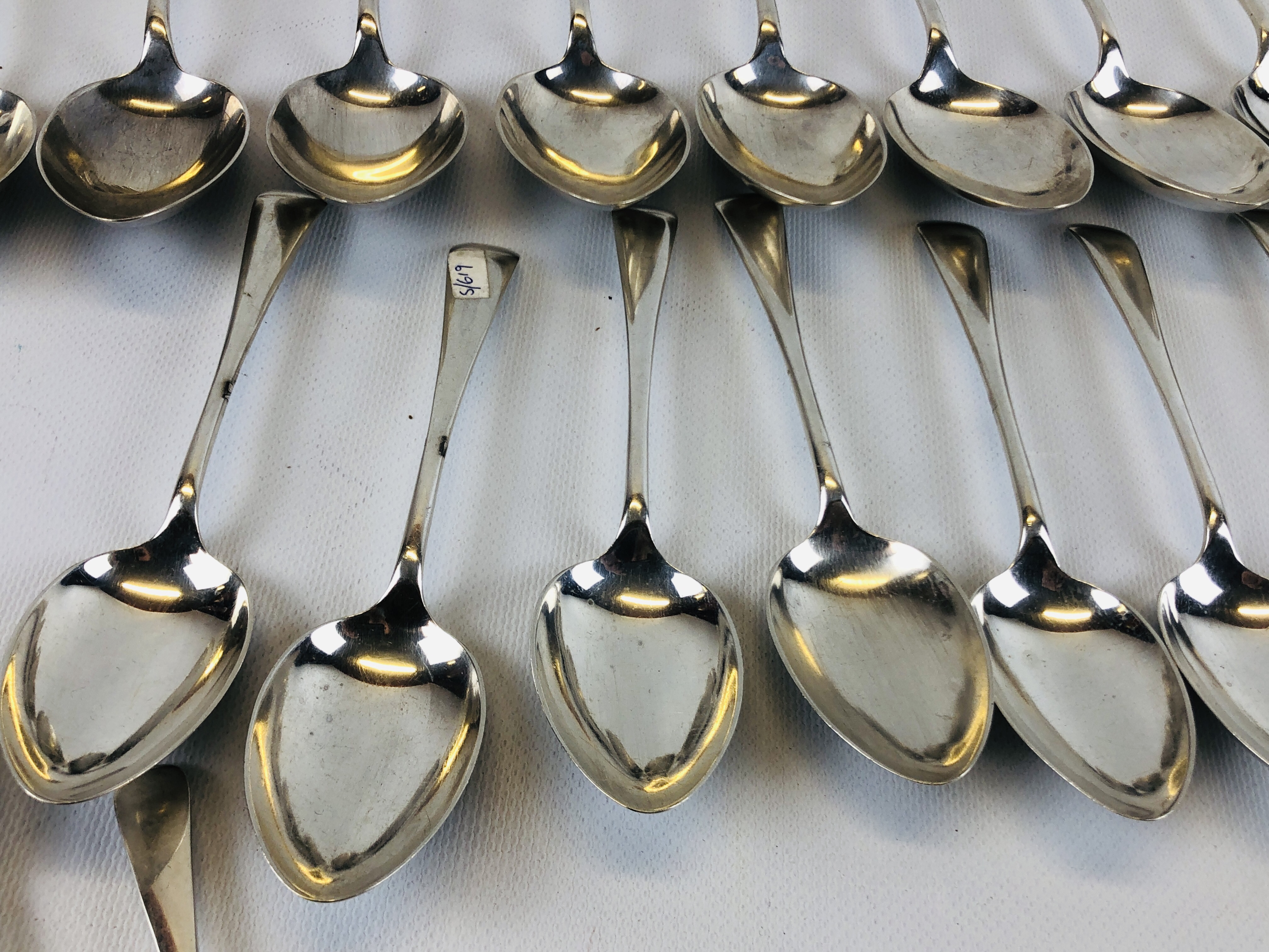 AN OLD ENGLISH PATTERN SILVER CANTEEN: 12 SERVING SPOONS, 12 DESSERT SPOONS, 12 TABLE FORKS, - Image 11 of 15