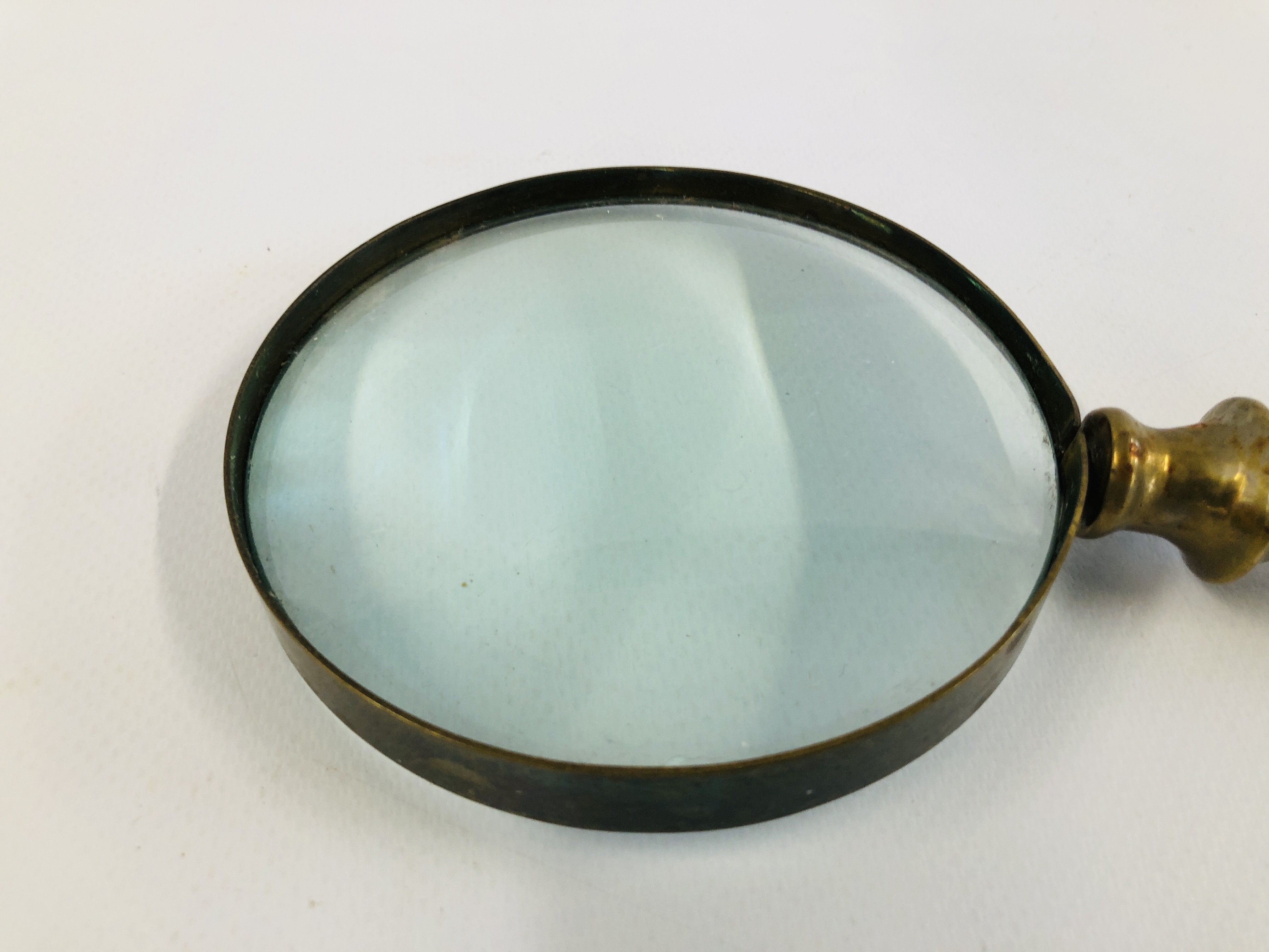 A VINTAGE BRASS MAGNIFYING GLASS, THE HANDLE HAVING SCREW TOP BULLDOG HEAD FIGURE. - Image 5 of 6