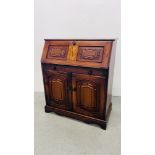 A MODERN FALLING FRONT OAK BUREAU WITH LINEN FOLD DETAIL W 86CM X D 46CM.