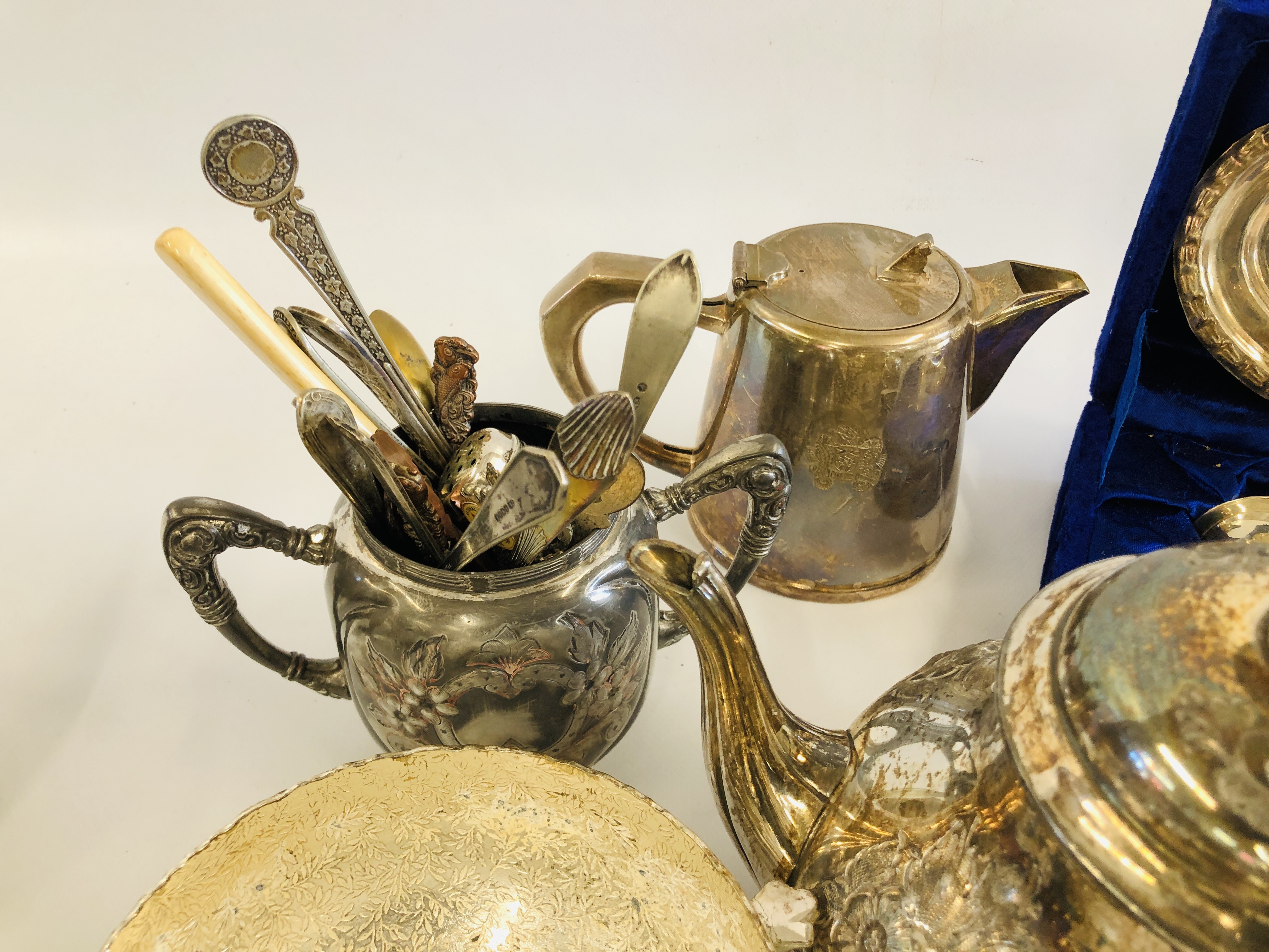 A BOX OF ASSORTED PLATED WARES ALONG WITH A BOX OF PEWTER WARES TO INCLUDE MINIATURE EXAMPLES. - Image 6 of 11
