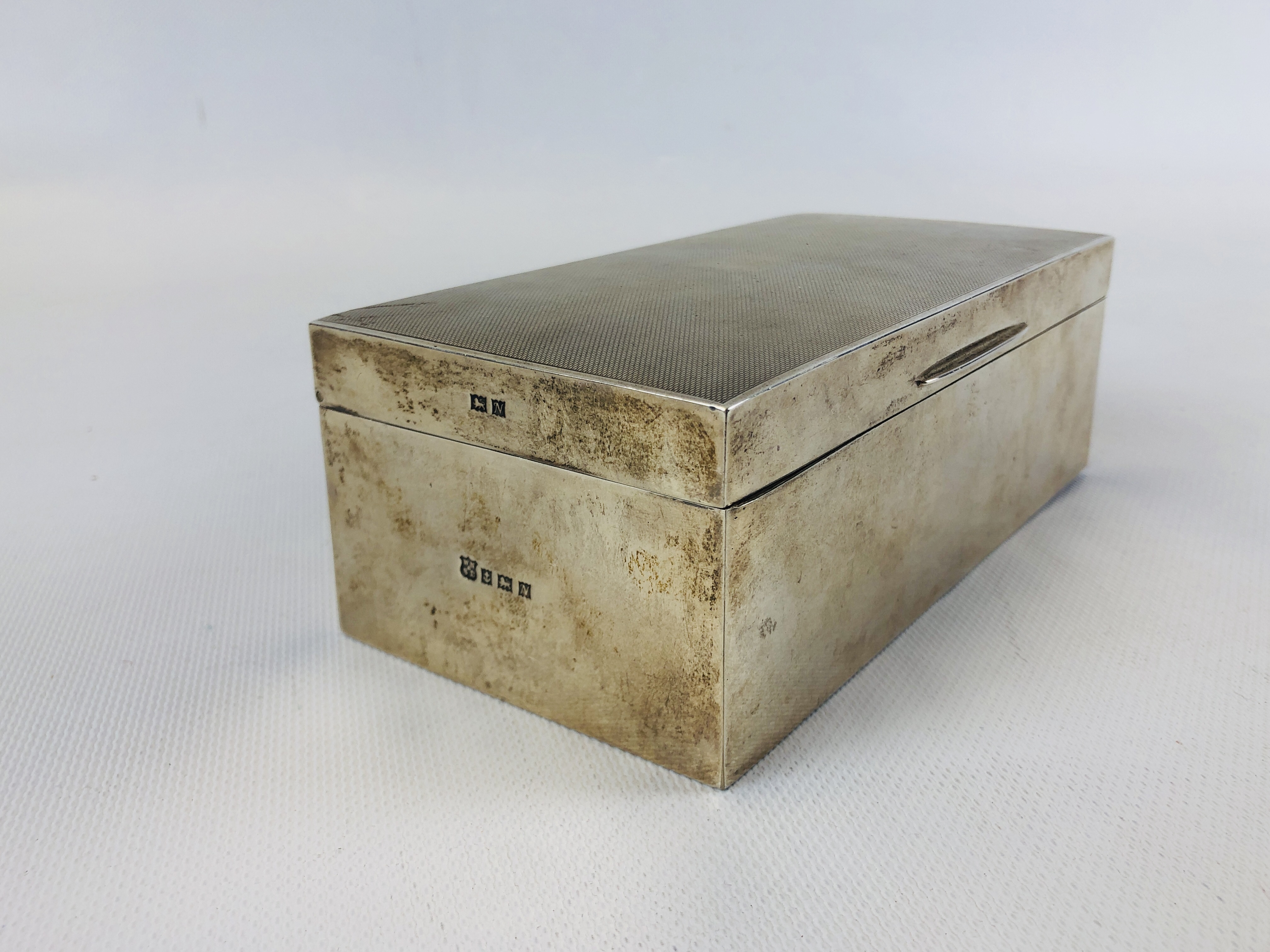 A SILVER CIGARETTE BOX, THE TOP WITH ENGINE TURNED FINISH, UN-ENGRAVED BIRMINGHAM ASSAY, - Image 2 of 11