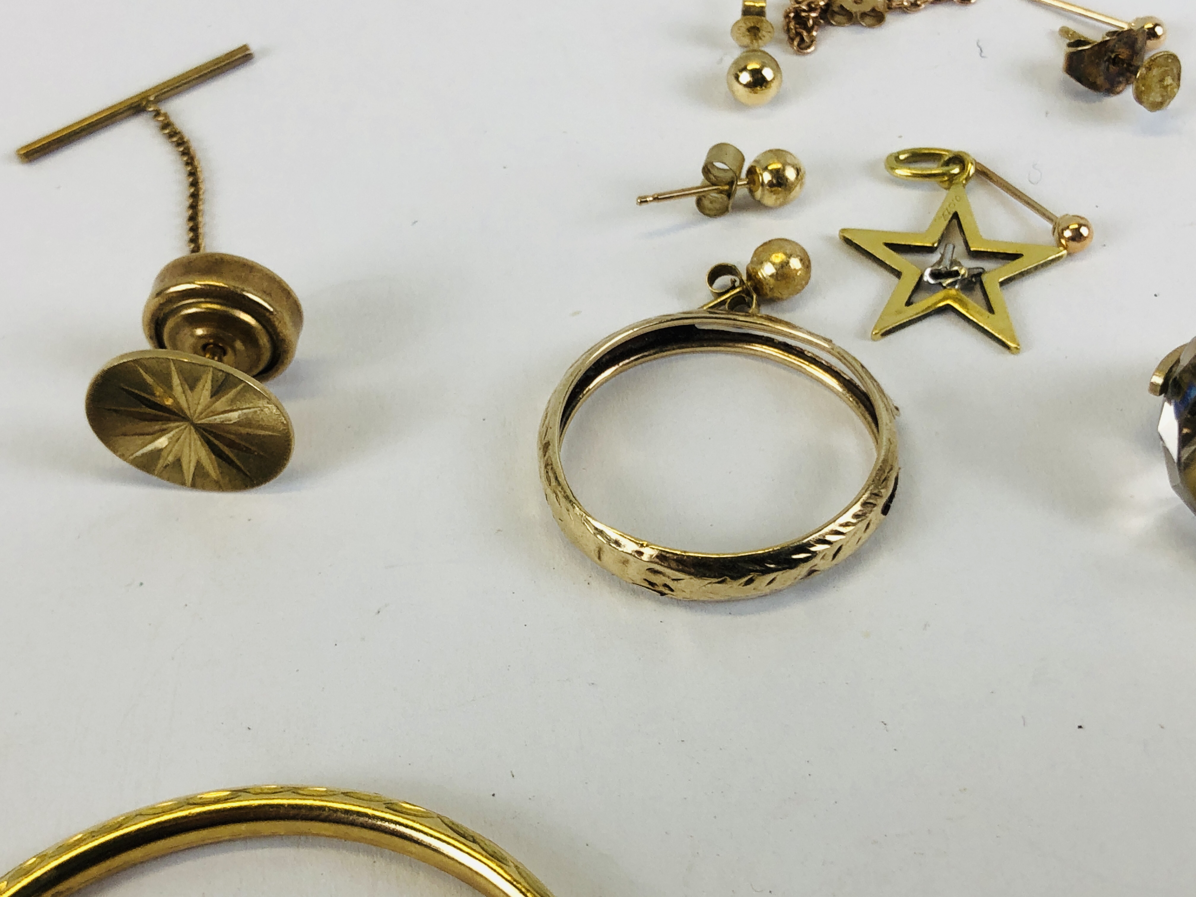 A COLLECTION OF YELLOW METAL & 9CT GOLD STUD & HOOP EARRINGS, RING & PENDANT ETC. - Image 11 of 12