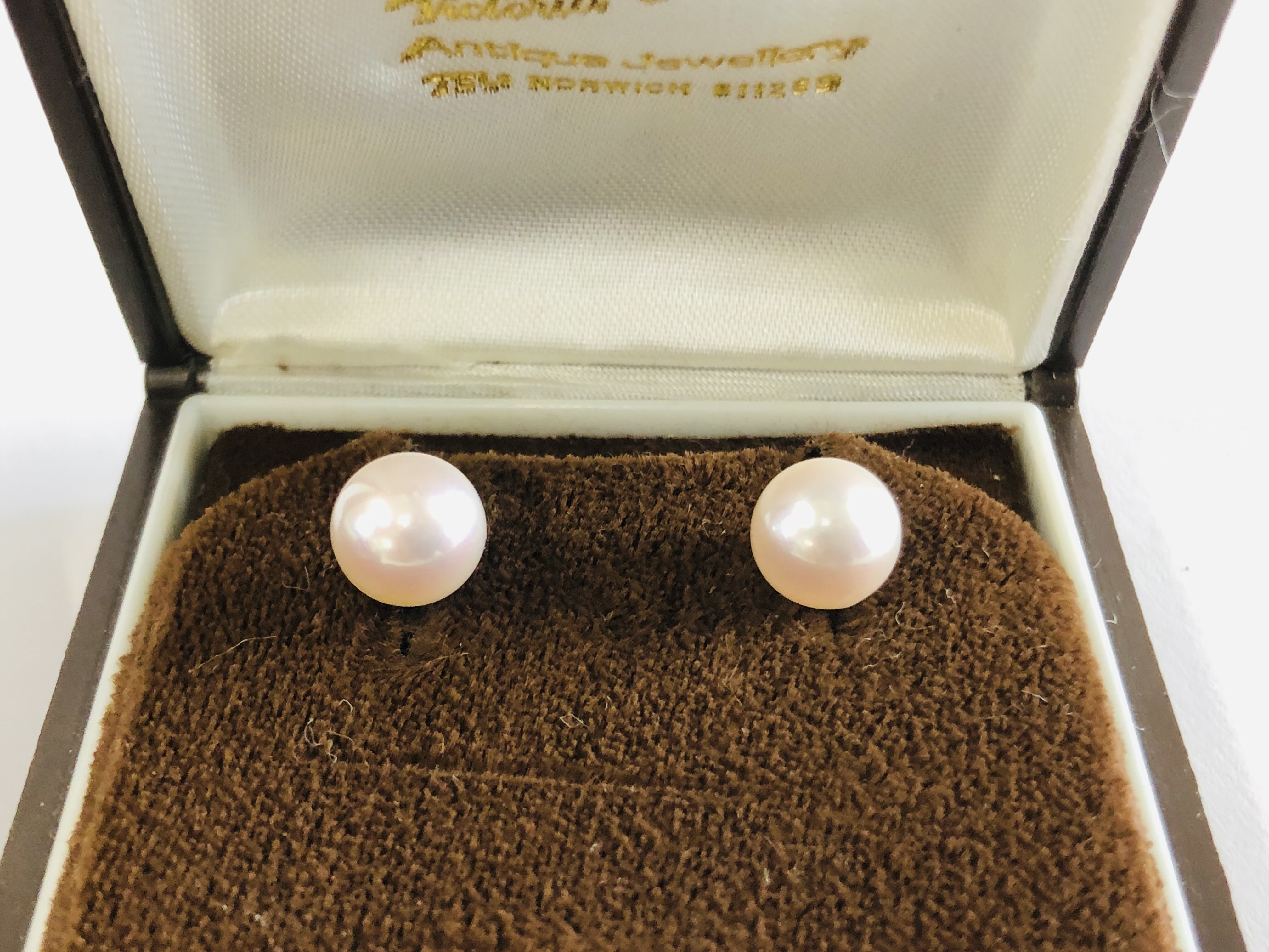 TWO PAIRS OF 9CT GOLD STUD EARRINGS, STONE SET AND PEARL EARRINGS. - Image 2 of 5
