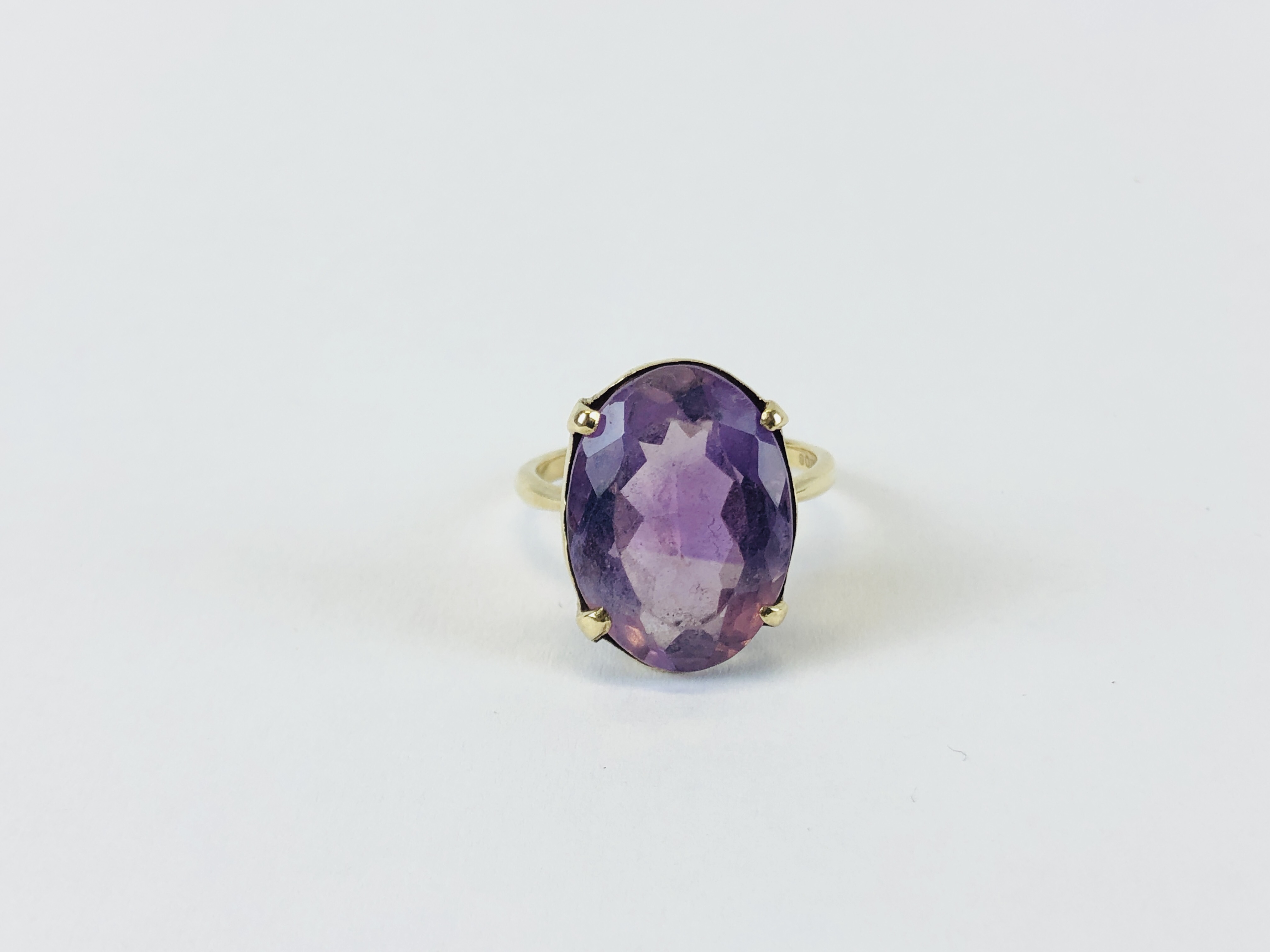 AN IMPRESSIVE 9CT GOLD RING SET WITH AN OVAL AMETHYST - Image 2 of 8