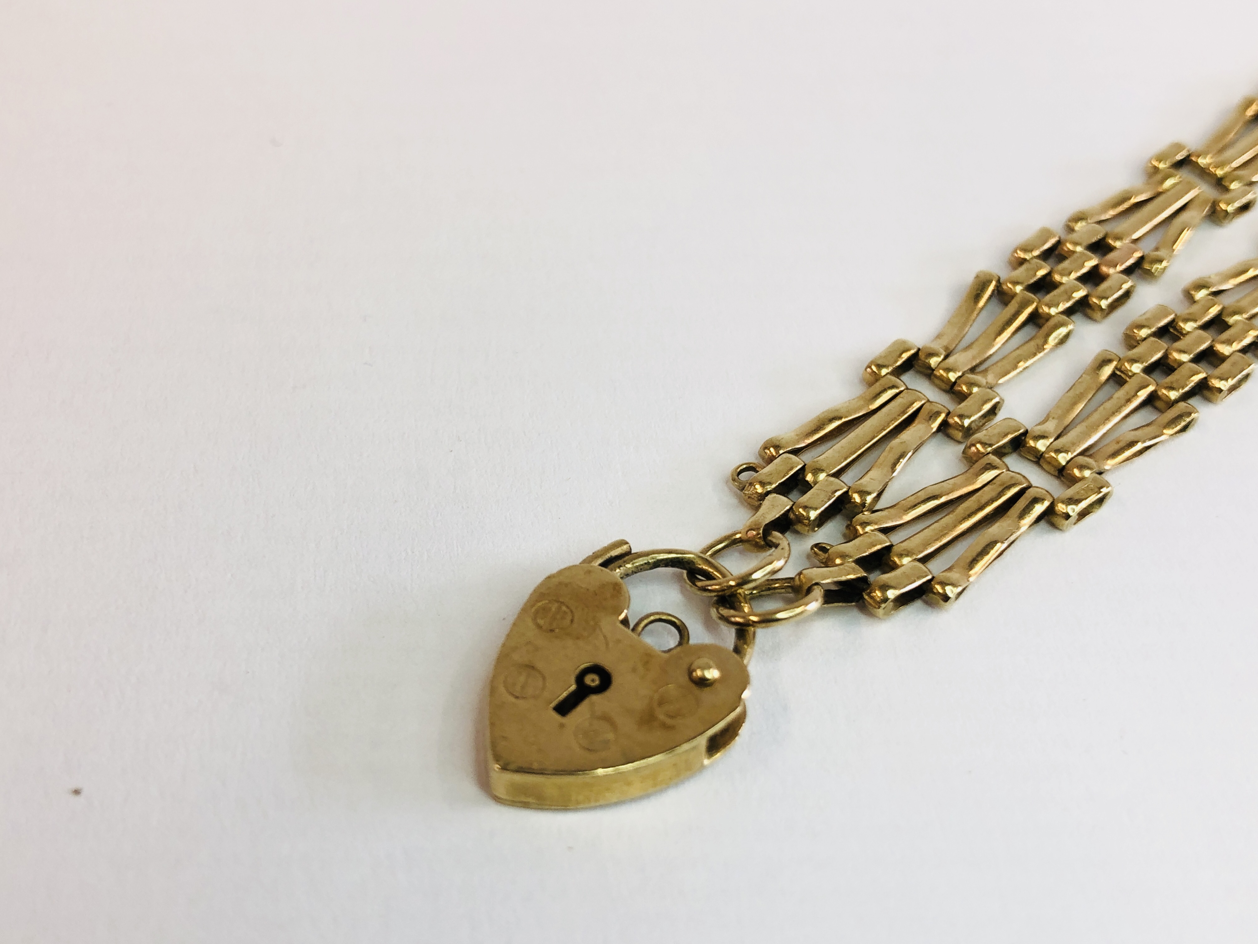 A 9CT GOLD 3 BAR GATE BRACELET AND PADLOCK CLASP - Image 2 of 8