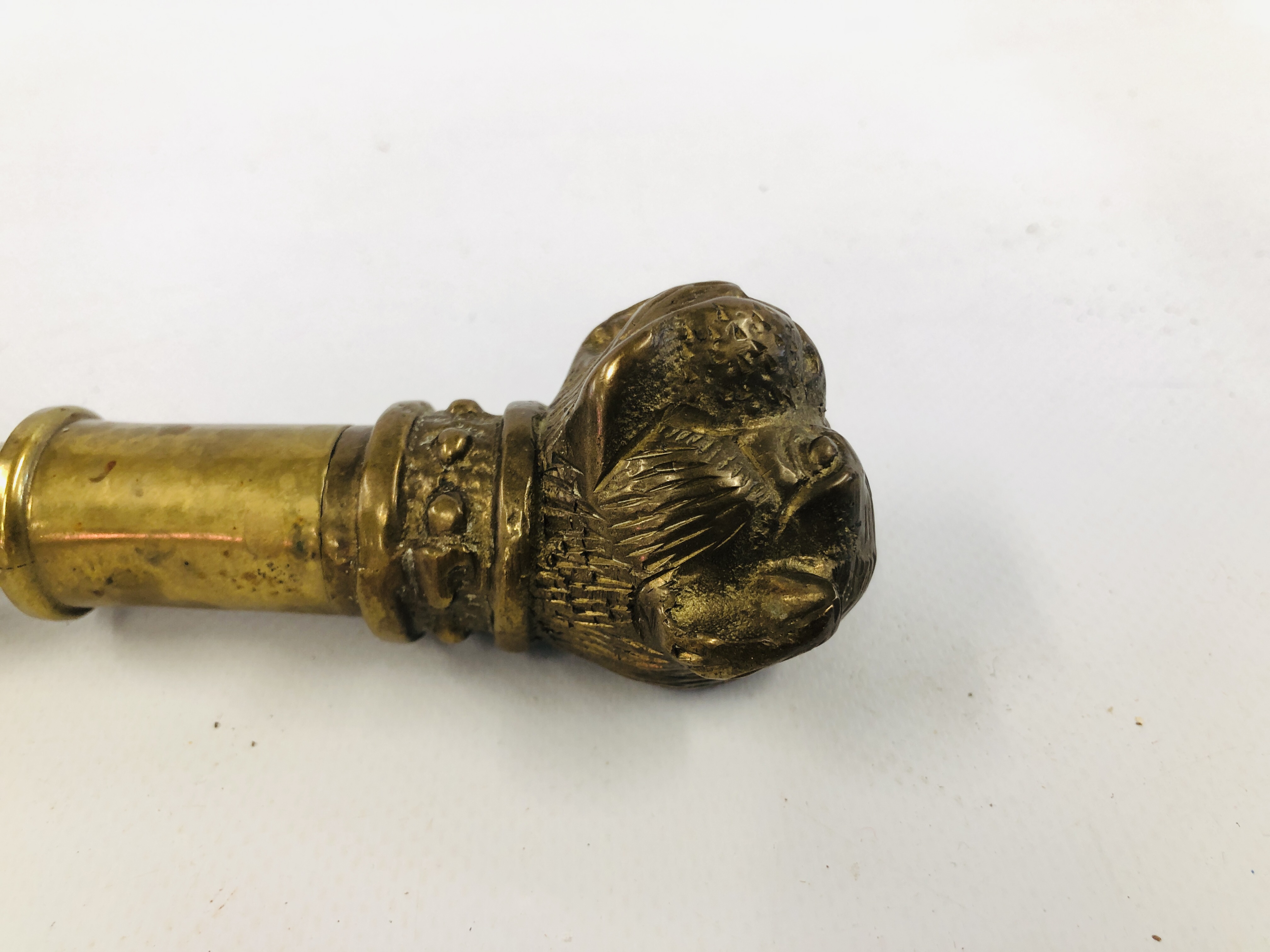 A VINTAGE BRASS MAGNIFYING GLASS, THE HANDLE HAVING SCREW TOP BULLDOG HEAD FIGURE. - Image 3 of 6