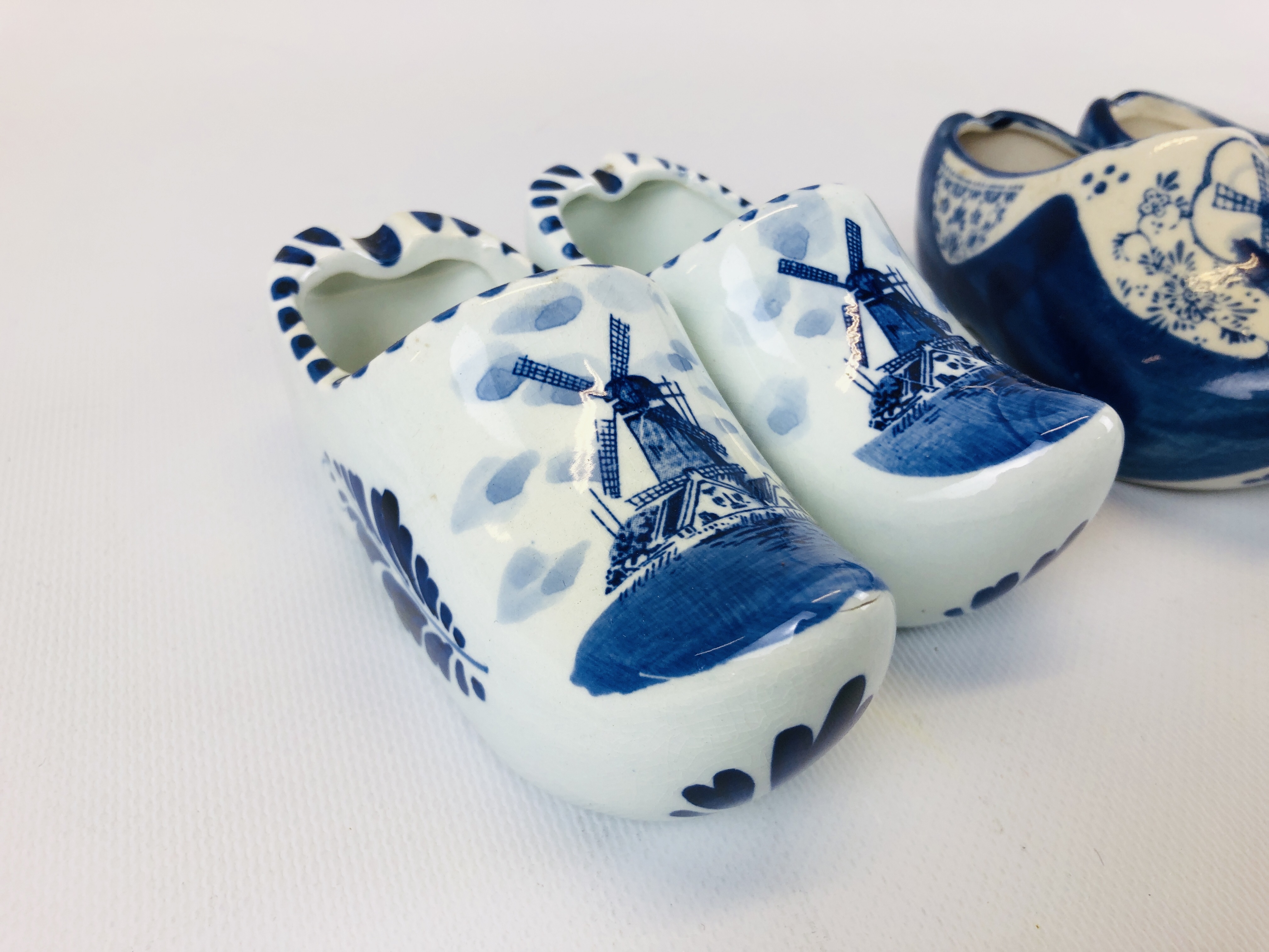 A GROUP OF ASSORTED DELFT CLOGS TO INCLUDE SOME PAIRS. - Image 8 of 10
