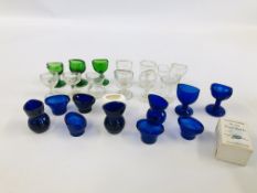 A COLLECTION OF MAINLY VINTAGE GLASS EYE BATHS TO INCLUDE CLEAR GLASS ALONG WITH BLUE AND GREEN