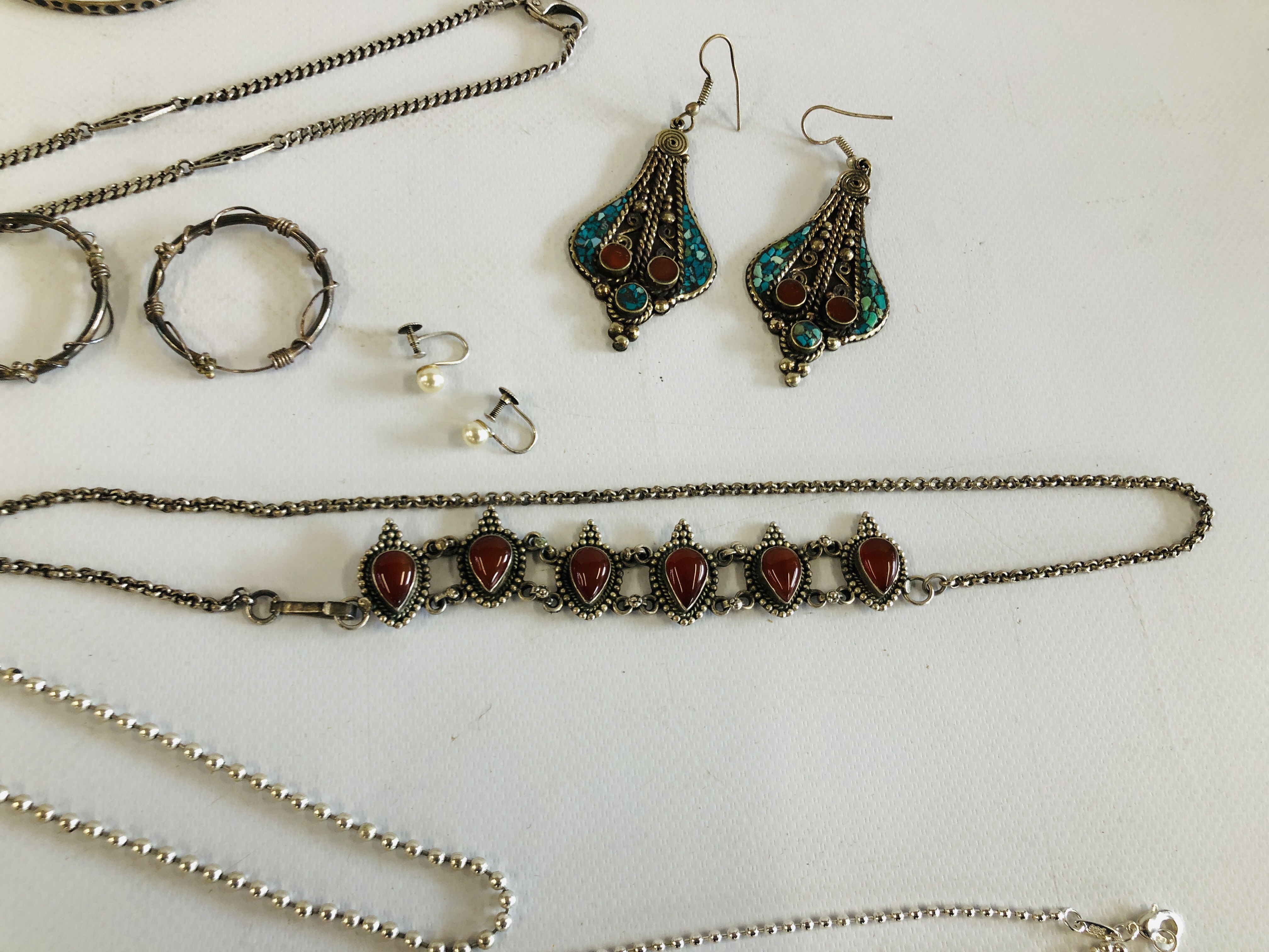 A GROUP OF ASSORTED WHITE METAL AND SILVER JEWELLERY BRACELETS, NECKLACES AND EARRINGS. - Image 12 of 12