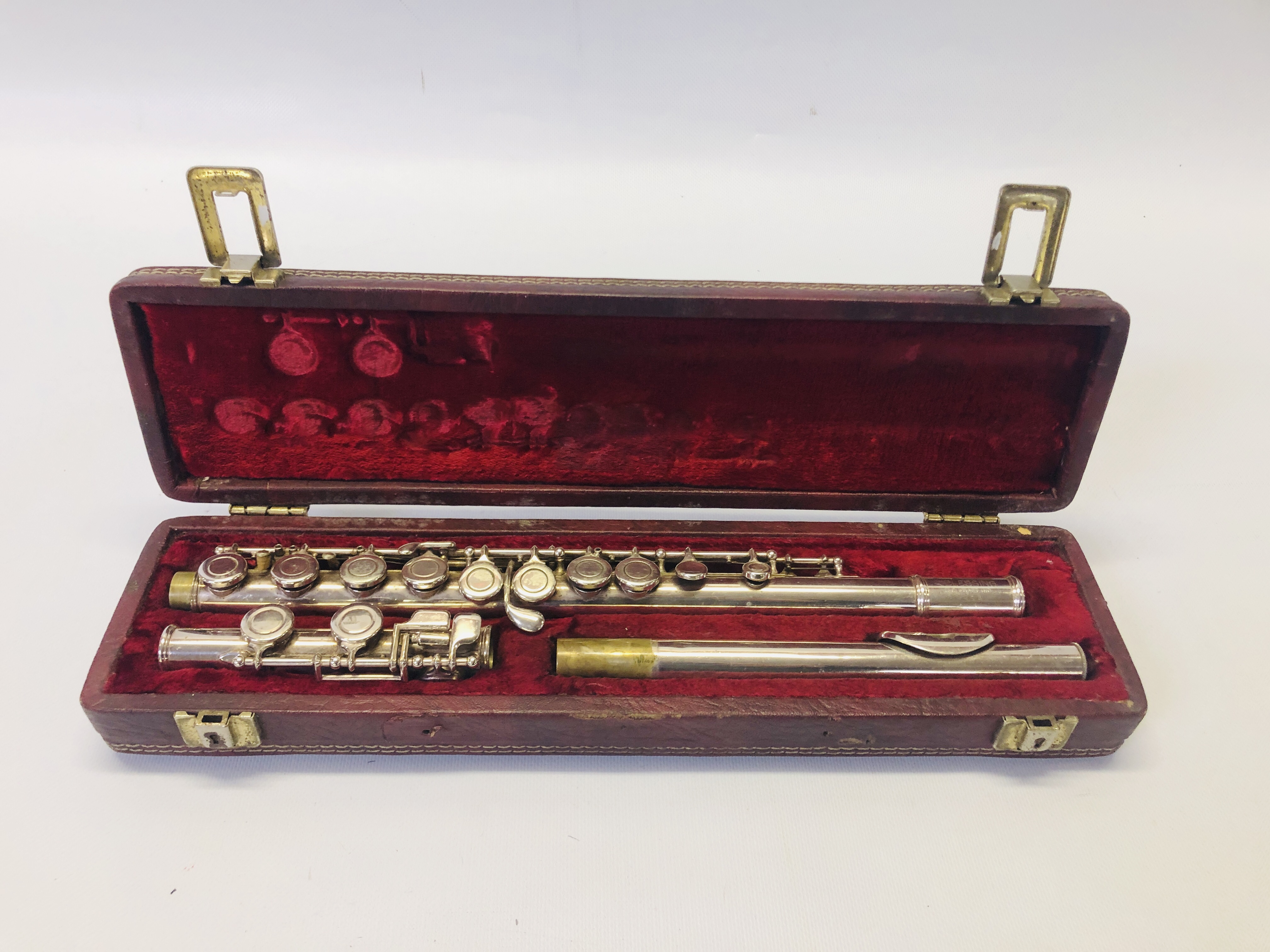 A VINTAGE FLUTE MARKED BLESSING ELKHART. IND U.S.A. 8836 IN A FITTED VELVET LINED HARD CASE.