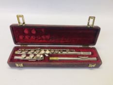 A VINTAGE FLUTE MARKED BLESSING ELKHART. IND U.S.A. 8836 IN A FITTED VELVET LINED HARD CASE.