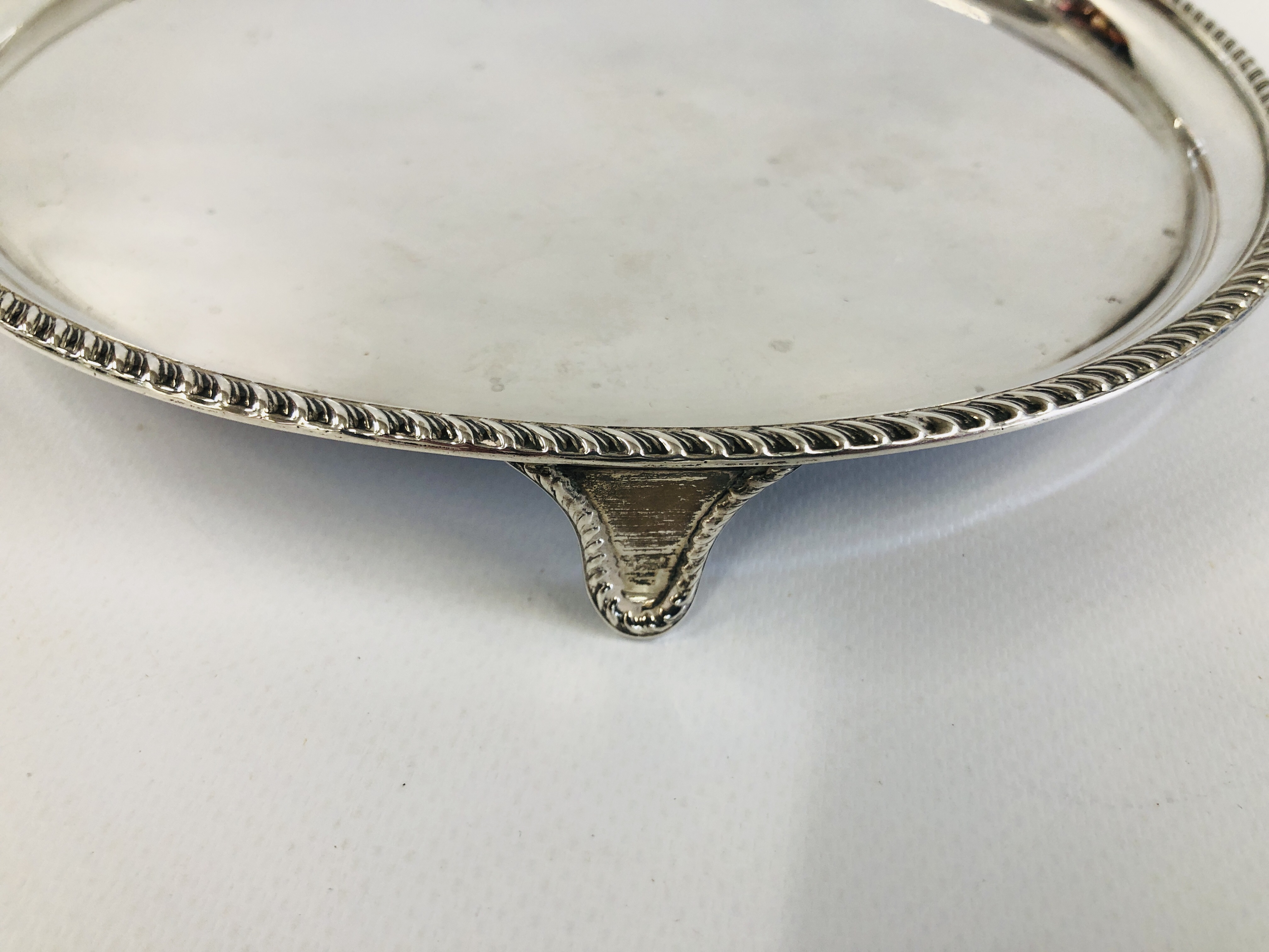 AN ANTIQUE SILVER CIRCULAR SALVER, BIRMINGHAM ASSAY D 20.5CM. - Image 3 of 13