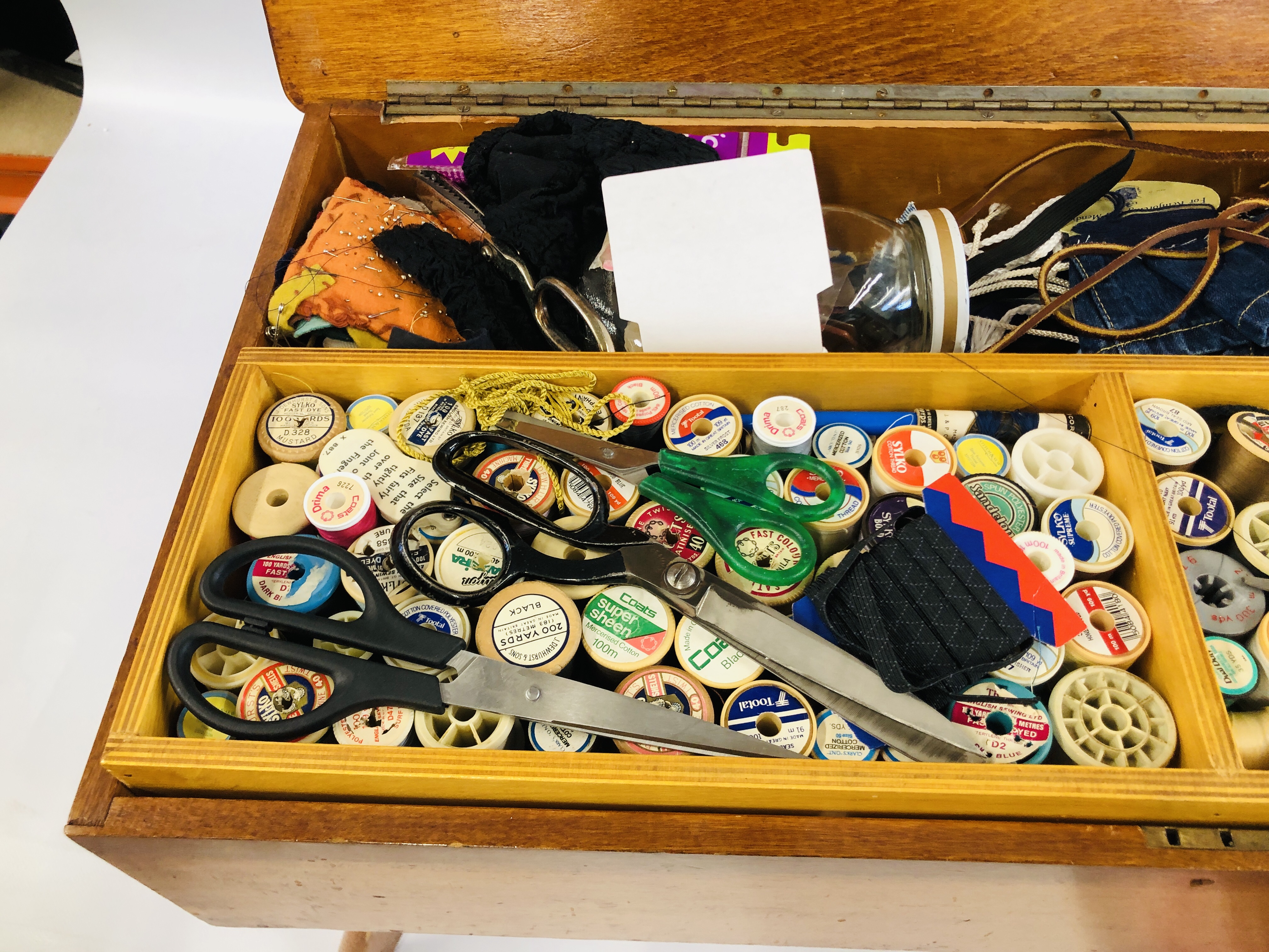 A MID CENTURY SPLAYED LEG WORK CHEST FILLED WITH SEWING ACCESSORIES AND FABRICS ALONG WITH A - Image 3 of 9