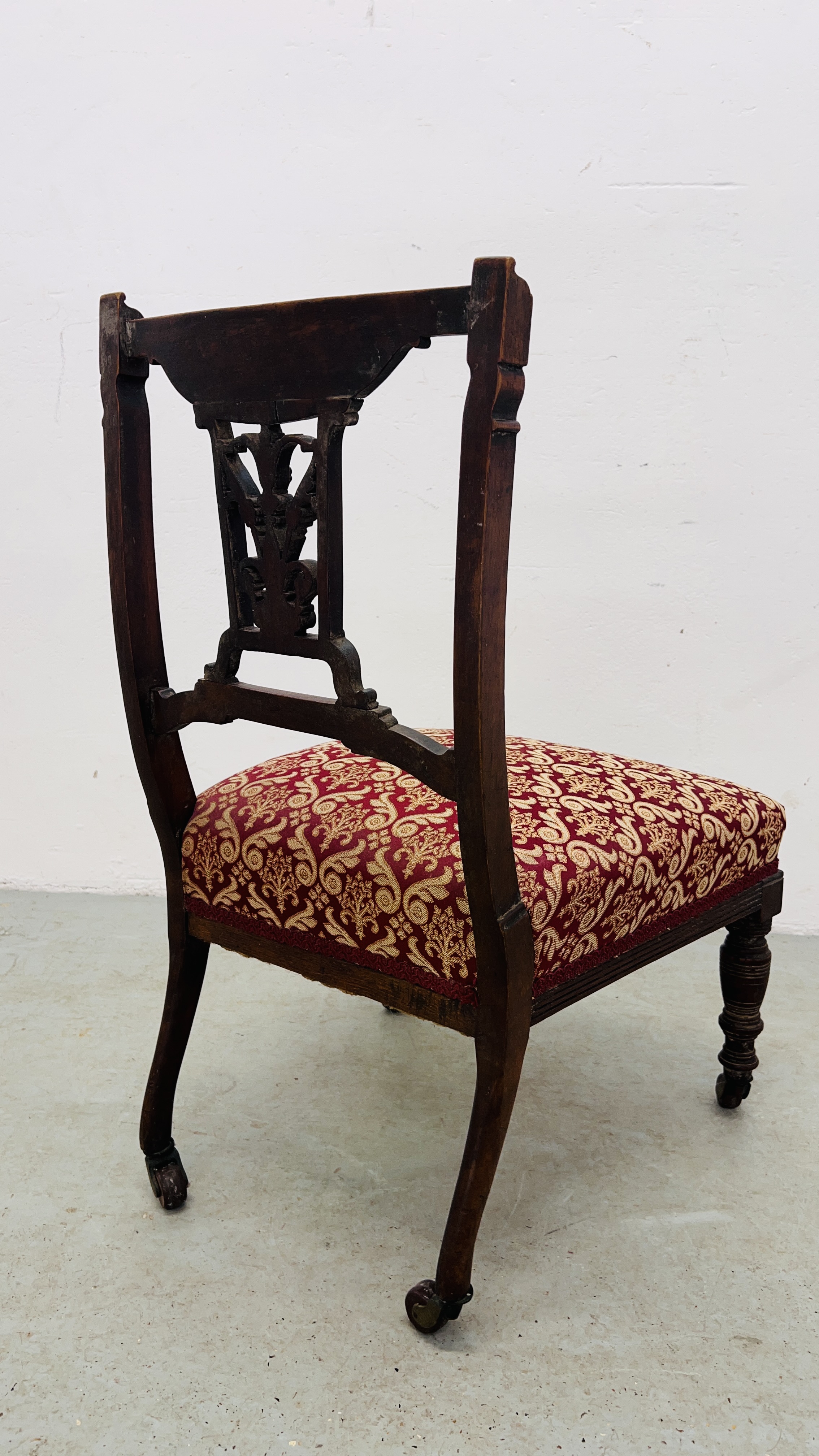 AN EDWARDIAN BEDROOM CHAIR WITH CARVED DETAILING AND UPHOLSTERED SEAT. - Image 6 of 6