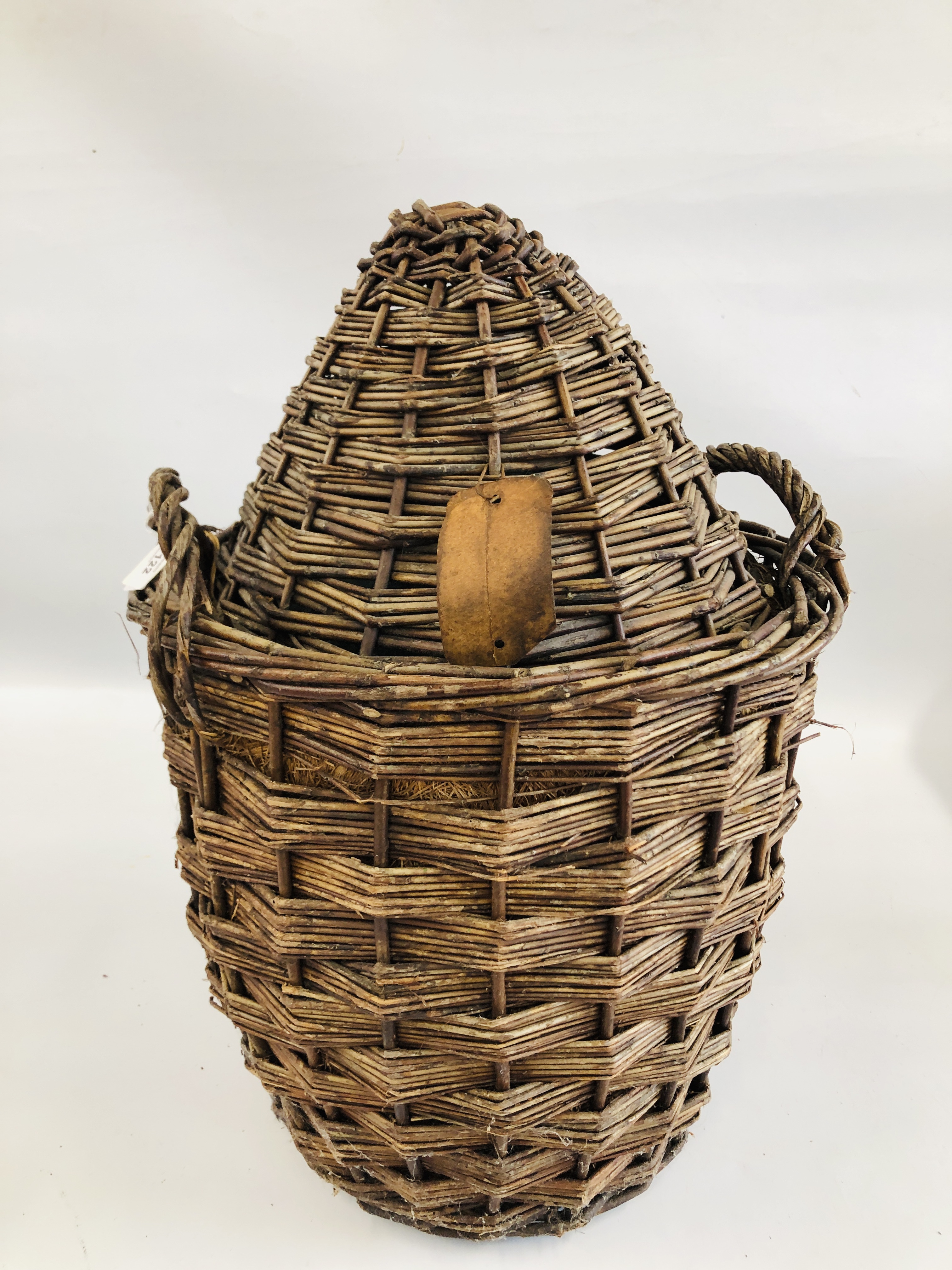 A VINTAGE GLASS DEMIJOHN IN ORIGINAL FITTED TWO HANDLED WICKER BASKET AND COVER - H 60CM. - Image 4 of 5