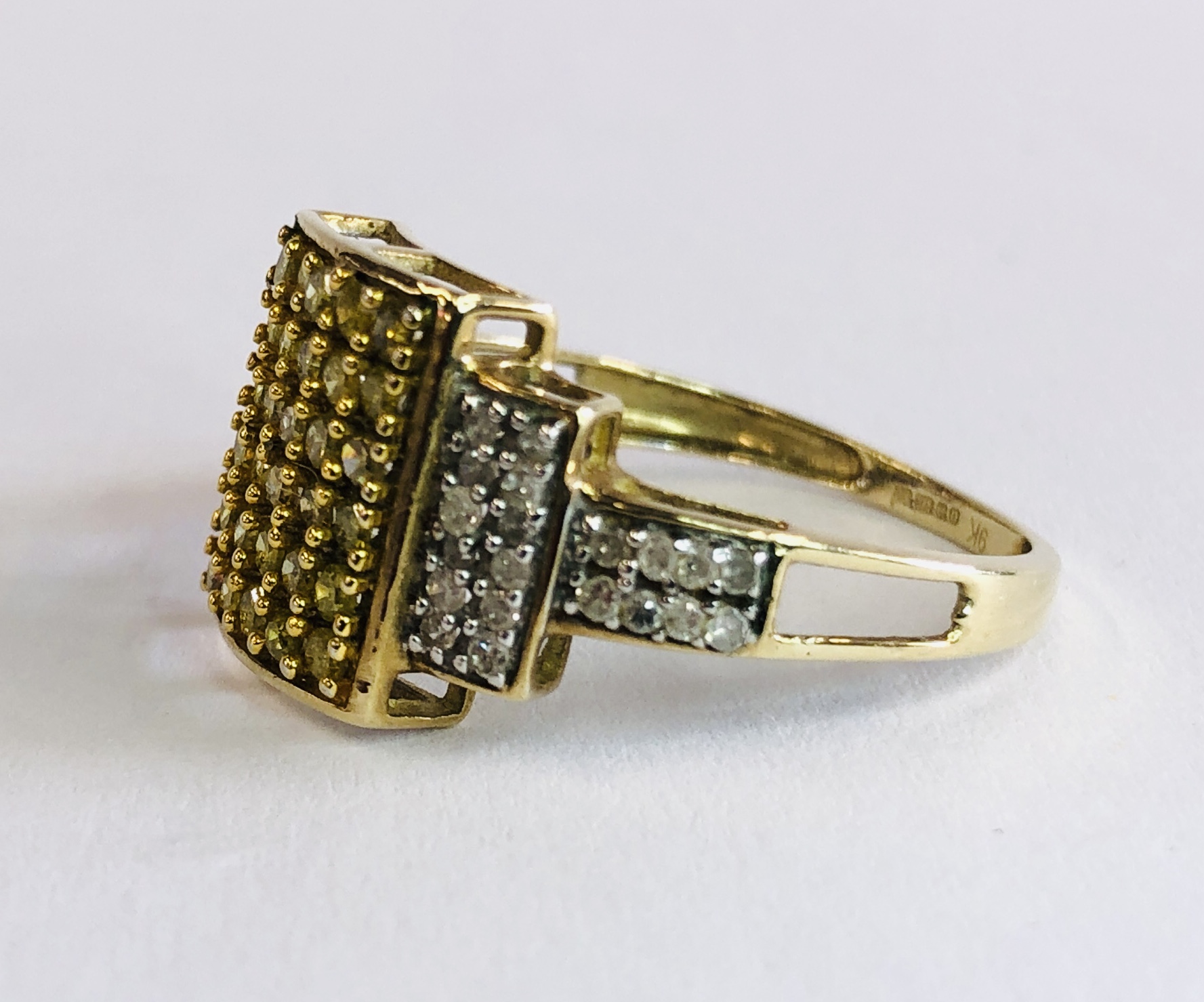 AN UNUSUAL DESIGNER 9CT GOLD RING SET WITH CENTRAL YELLOW DIAMONDS AND WHITE DIAMOND SHOULDERS. - Image 2 of 9