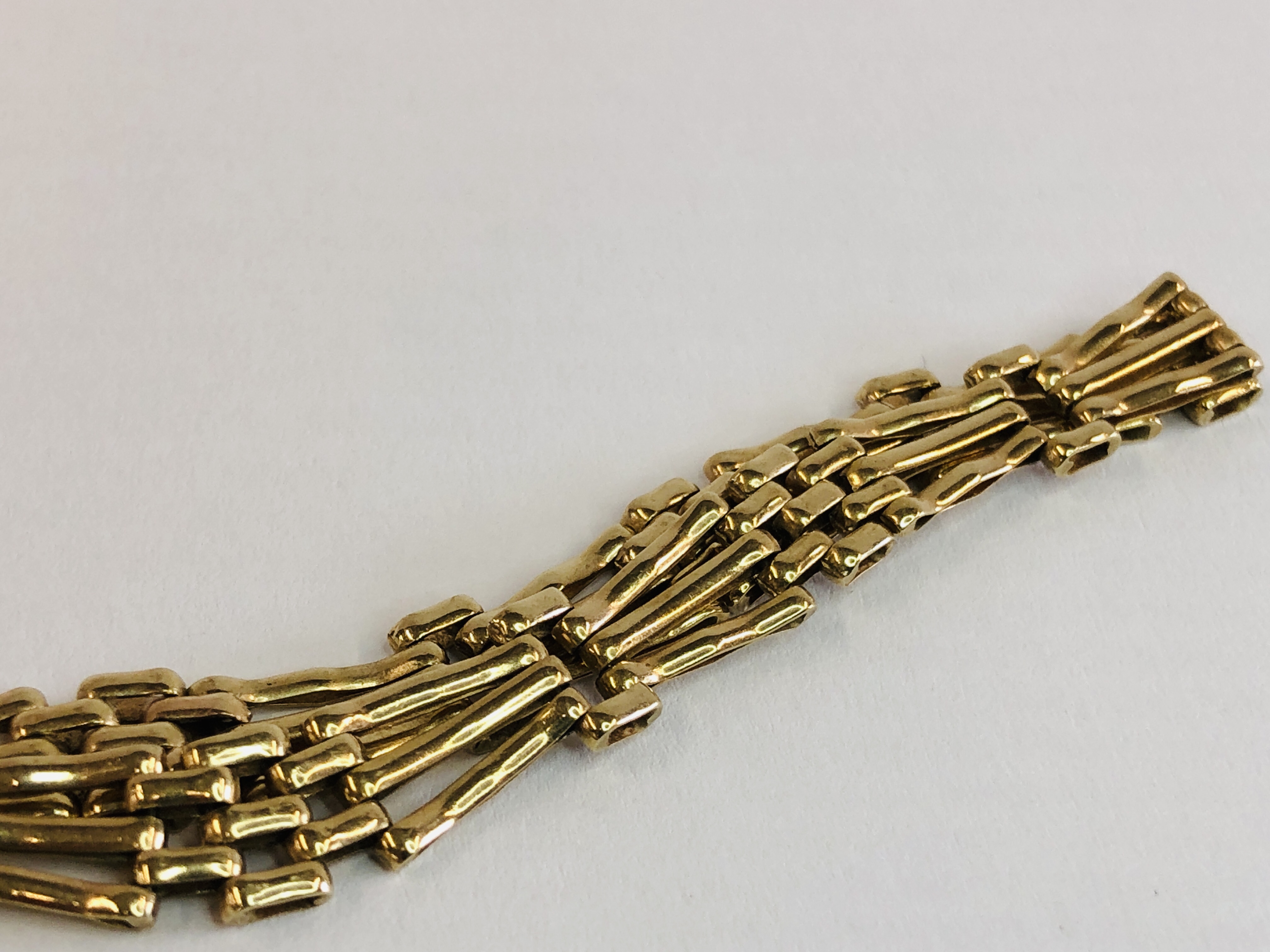 A 9CT GOLD 3 BAR GATE BRACELET AND PADLOCK CLASP - Image 7 of 8