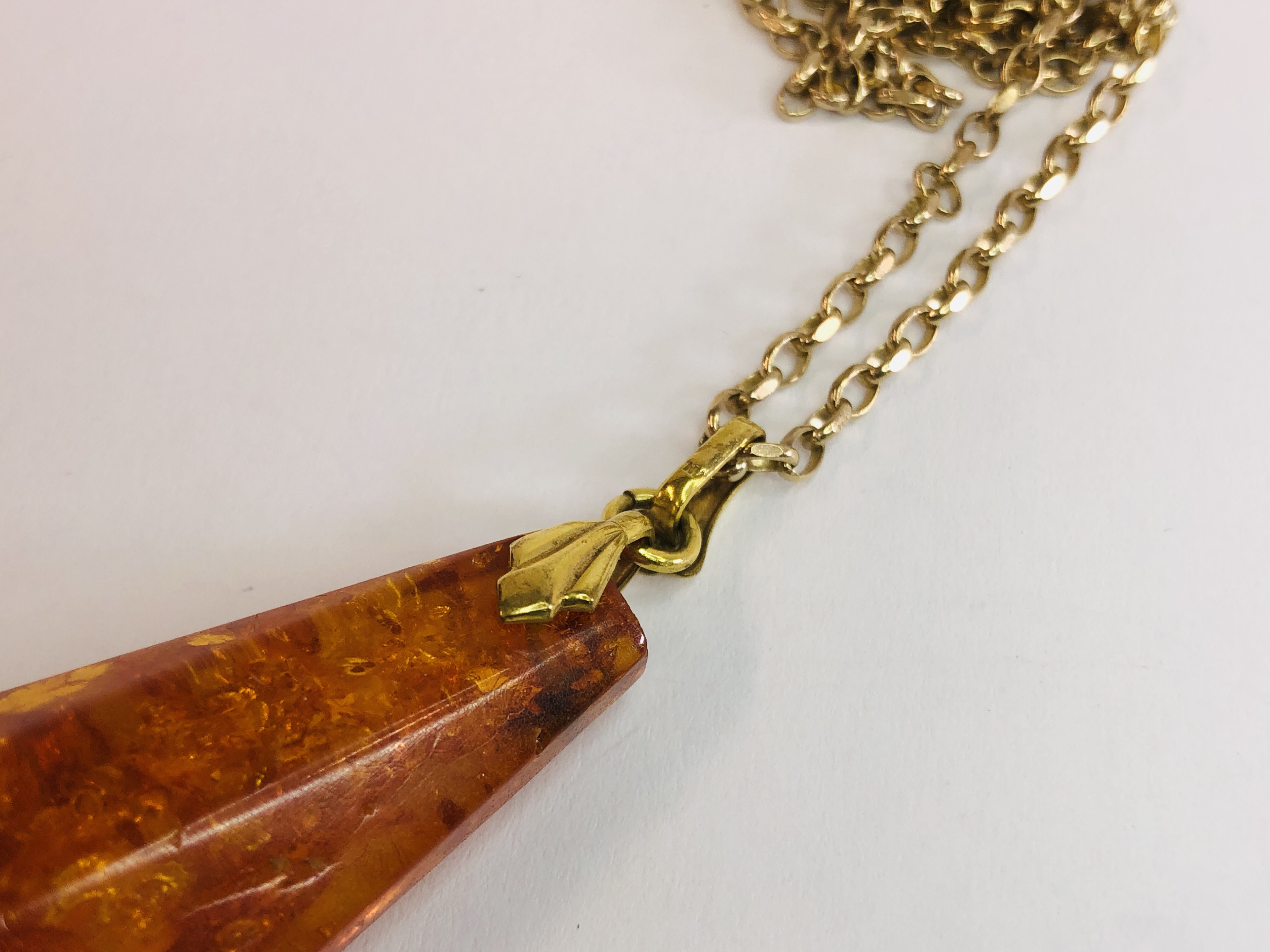 A 9CT GOLD BELCHER CHAIN ALONG WITH AN AMBER TYPE PENDANT L 70CM. - Image 4 of 12