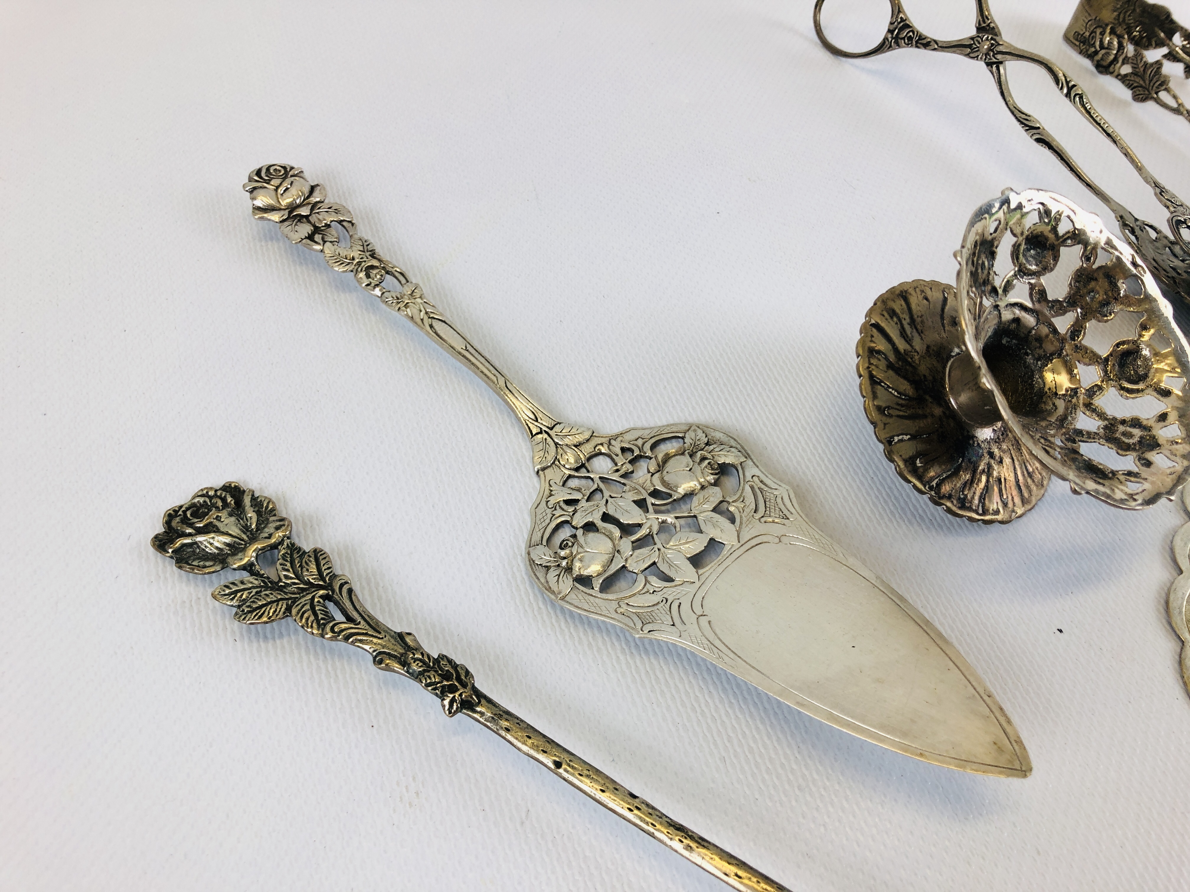 A GROUP OF ASSORTED CONTINENTAL WHITE METAL EXAMPLES TO INCLUDE A CANDLESTICK, SERVING SLICES, - Image 7 of 10