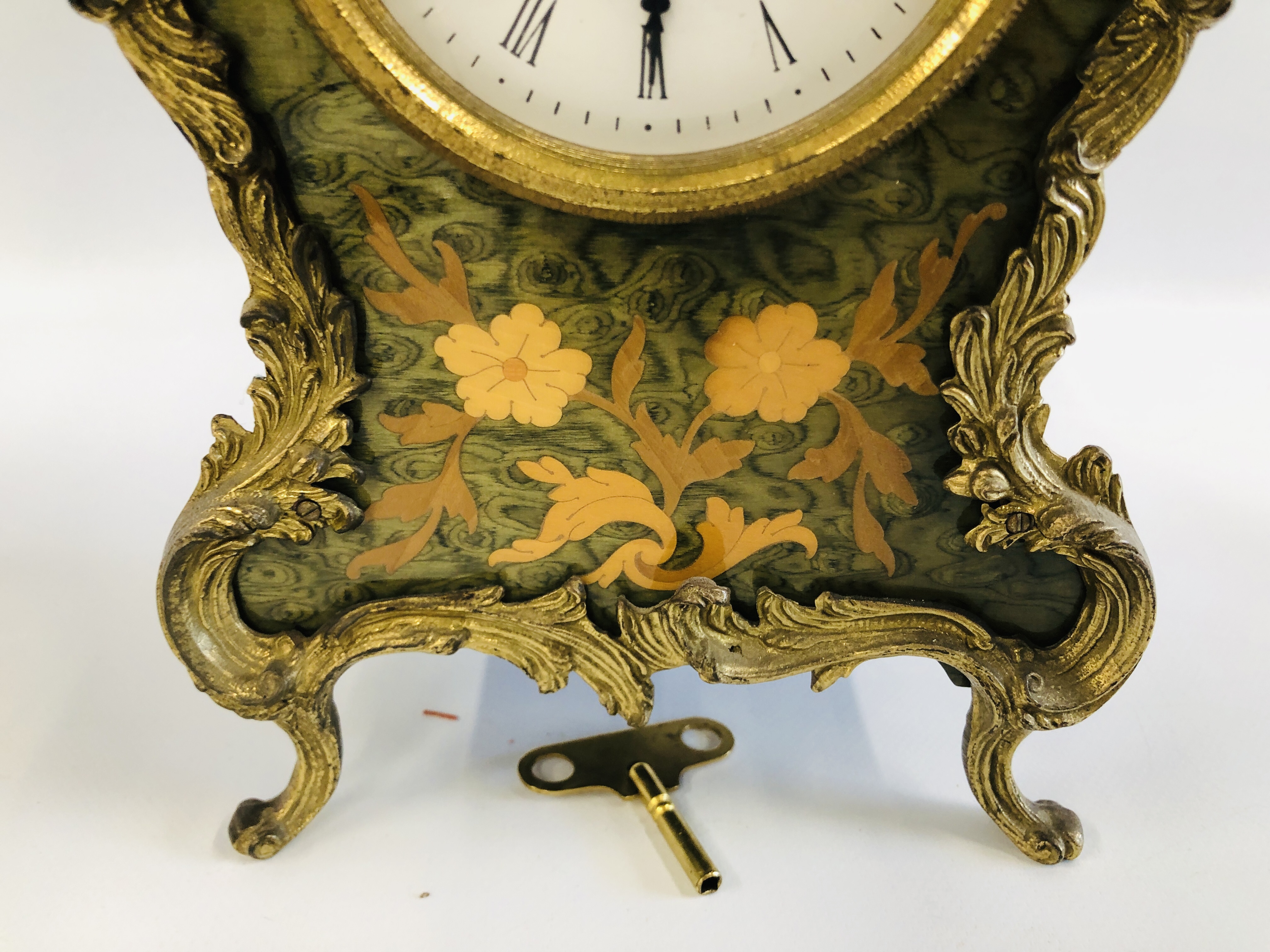 AN ORNATE BRASS DETAILED INLAID MANTEL CLOCK. 37CM. - Image 5 of 9