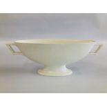 A WEDGWOOD ATRURIA MANTLE 2 HANDLED TROPHY VASE IN THE MOONSTONE FINISH.