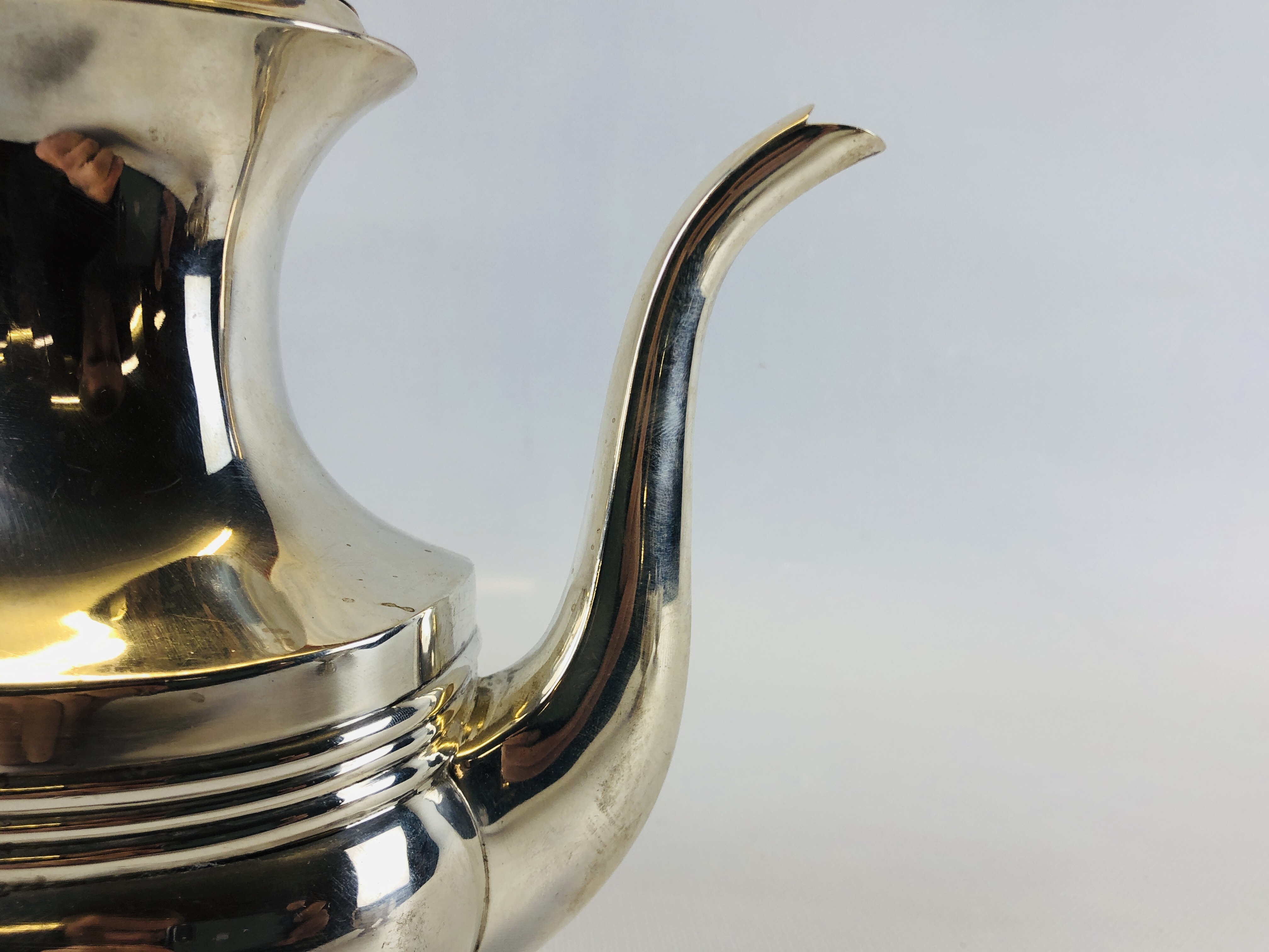 AN EDWARDIAN SILVER COFFEE POT, BARNARD, LON. 1904. - Image 7 of 15